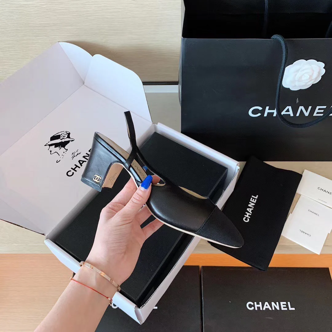 Классические сандалии Chanel на массивном каблуке - черные