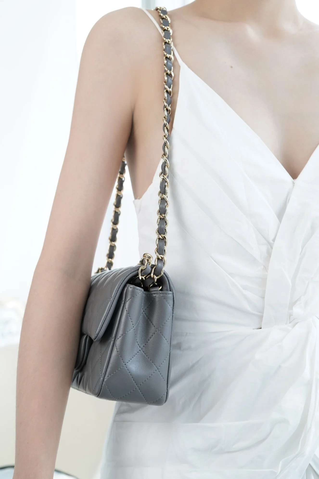 Мини-сумка Chanel CF 20 см, темно-серая, из овечьей кожи, со светло-золотистой пряжкой CF20