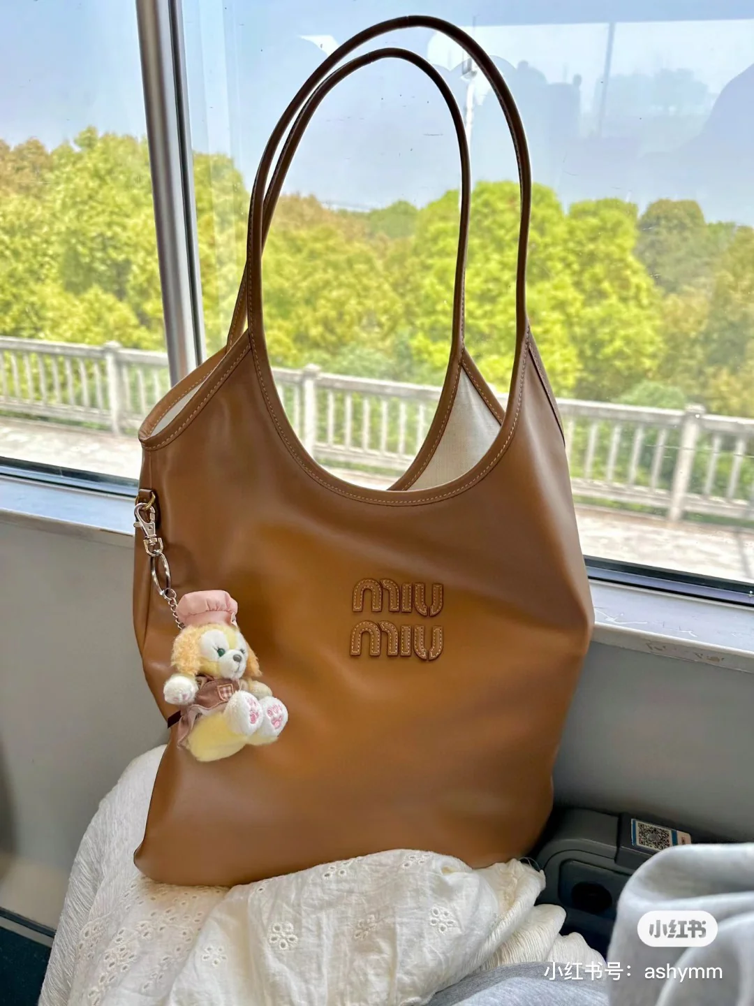 Сумка-хобо Miu Miu Ivy — носить и делиться