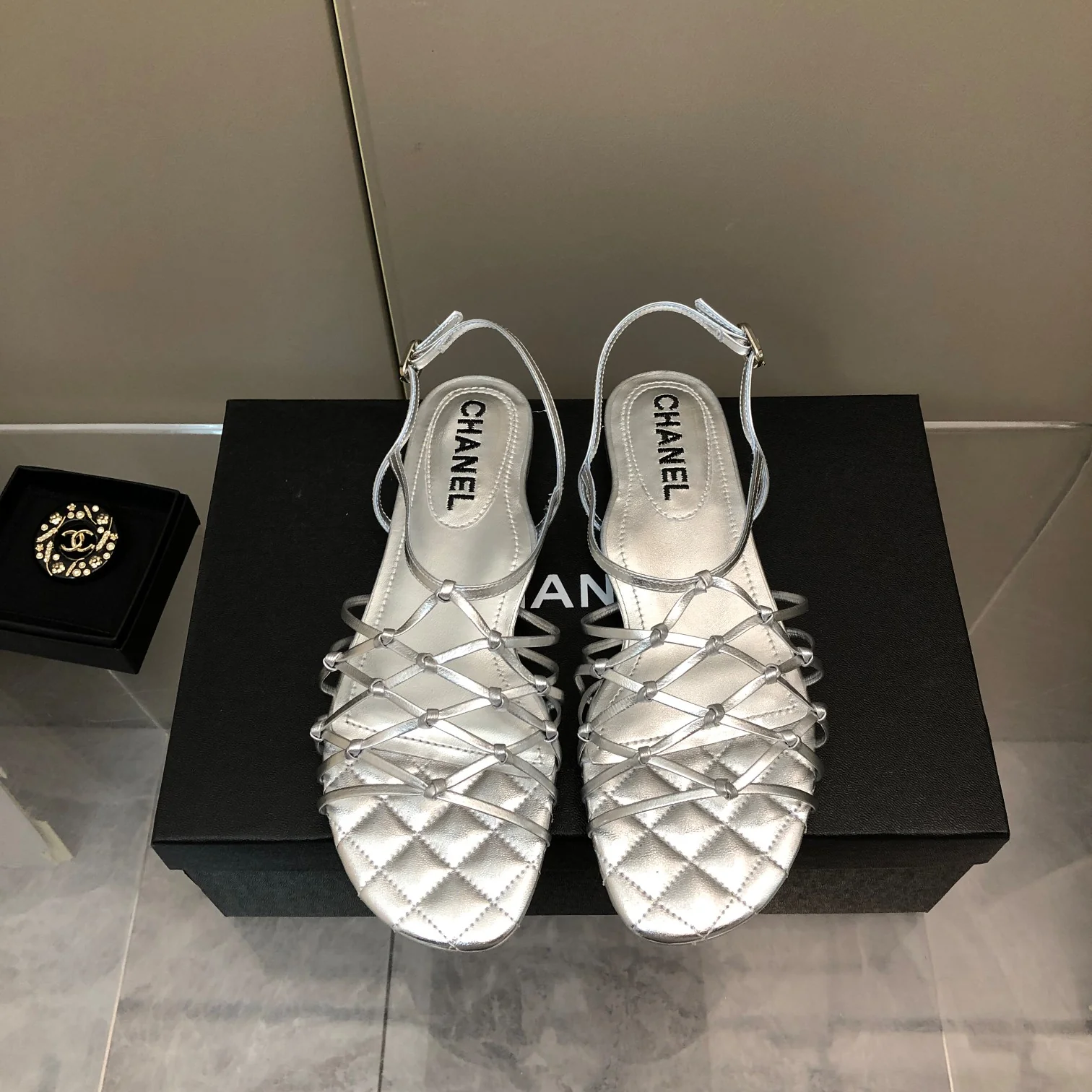 Сандалии Chanel на плоской подошве - 1