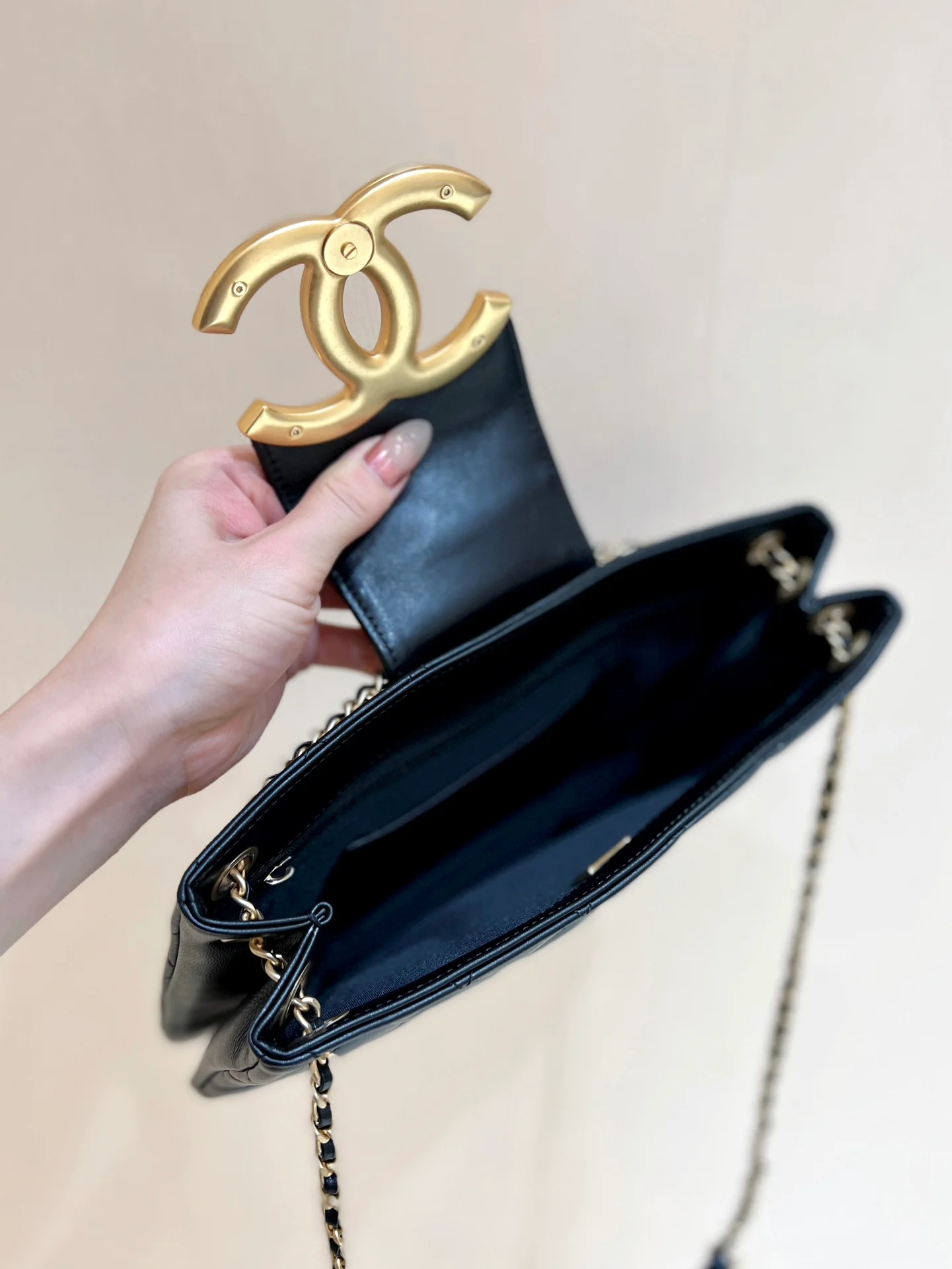 Новая коллекция Chanel ?Ранняя весна? — 24c — Большая ретро-сумка-шоппер с двойной буквой C — Черная