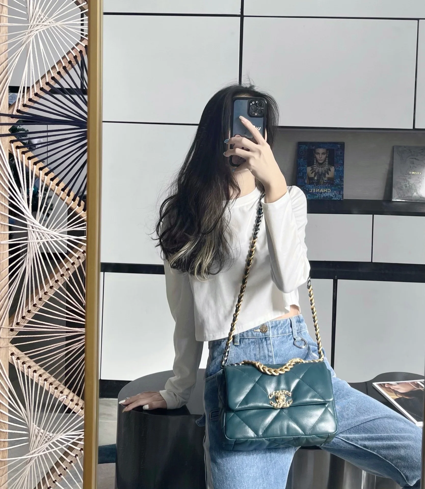 Сумка Chanel 19 — маленькая, темно-зеленая.