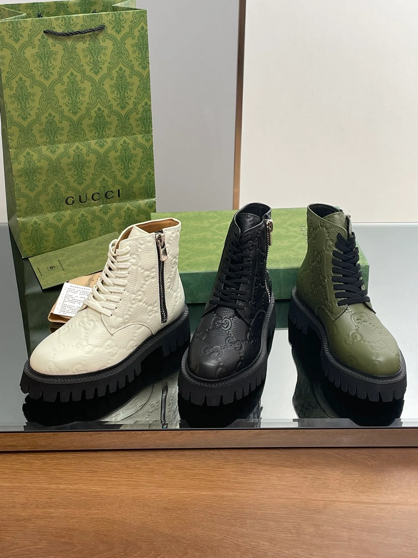 Новинка сезона осень/зима 2023 — Ботильоны Gucci с тиснением Double G — Белые