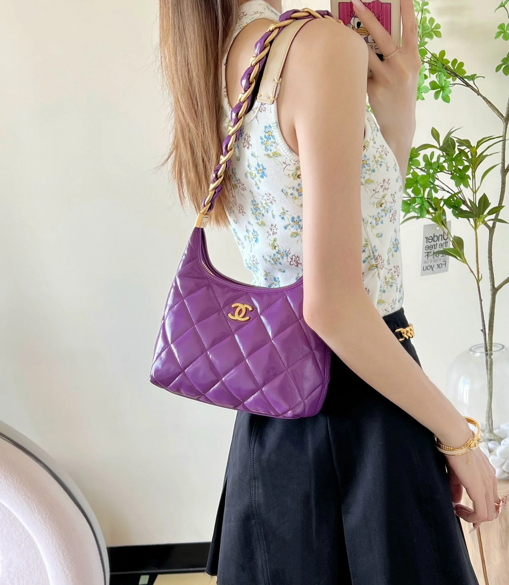 Сумка Chanel 24a Métiers d'Art из глянцевой овечьей кожи, маленькая, фиолетовая.