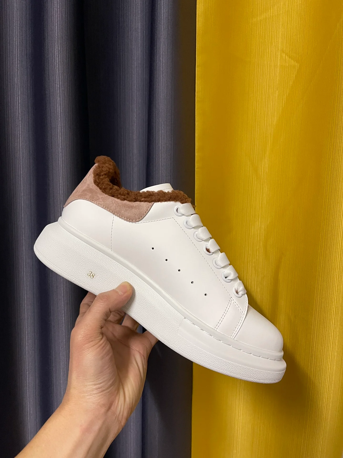 Классические белые кроссовки McQueen - унисекс - пыльно-розовый с коричневой меховой отделкой - Премиум-издание