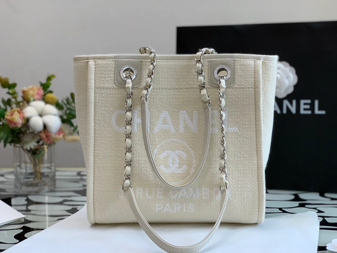 Пляжная сумка Chanel из коллекции осень/зима 2022 — белая — маленькая.