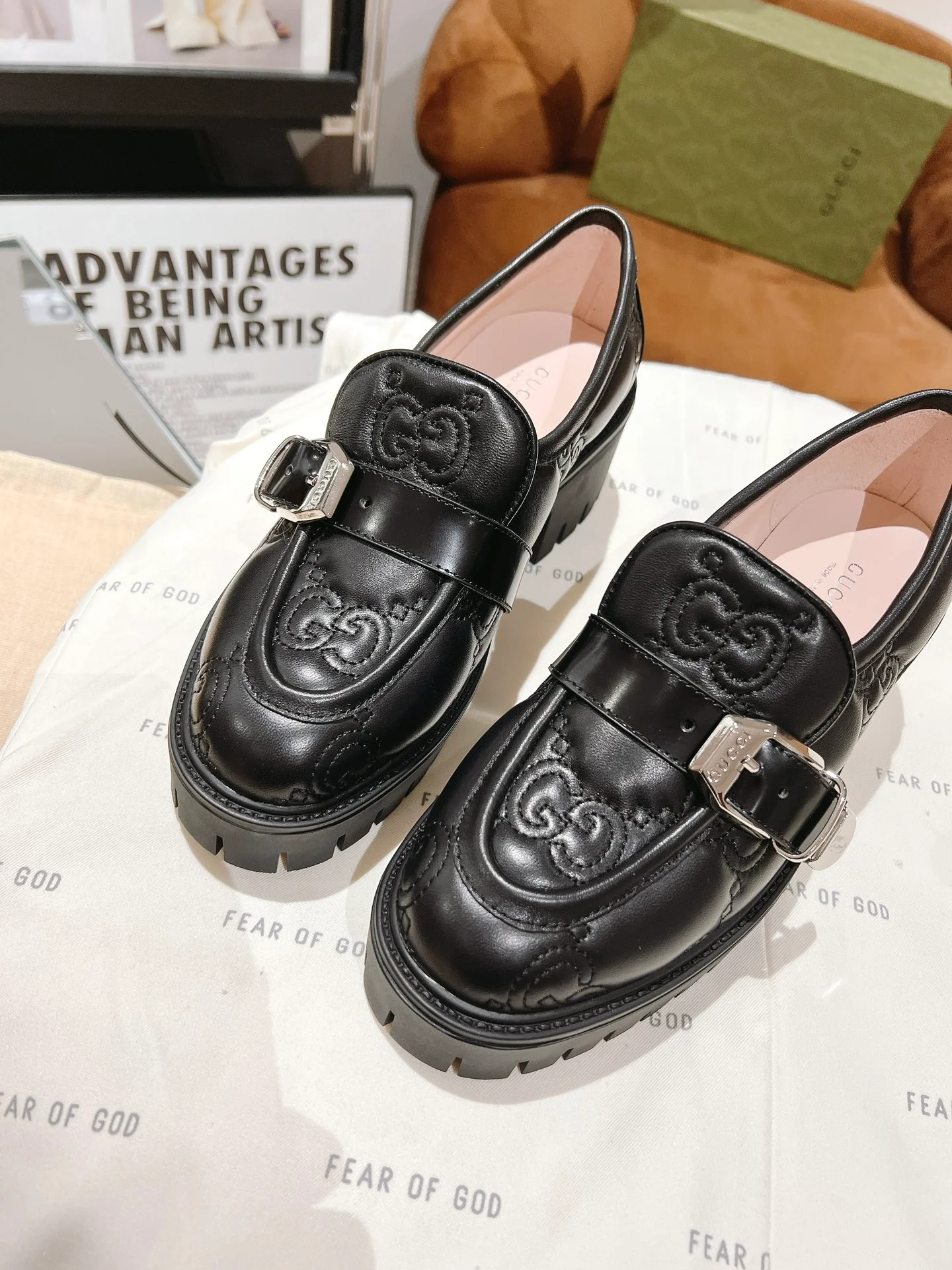 Лоферы Gucci с тиснением