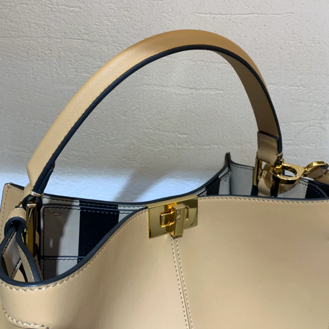 Сумка Fendi Peekaboo Lite Medium из абрикосовой кожи.