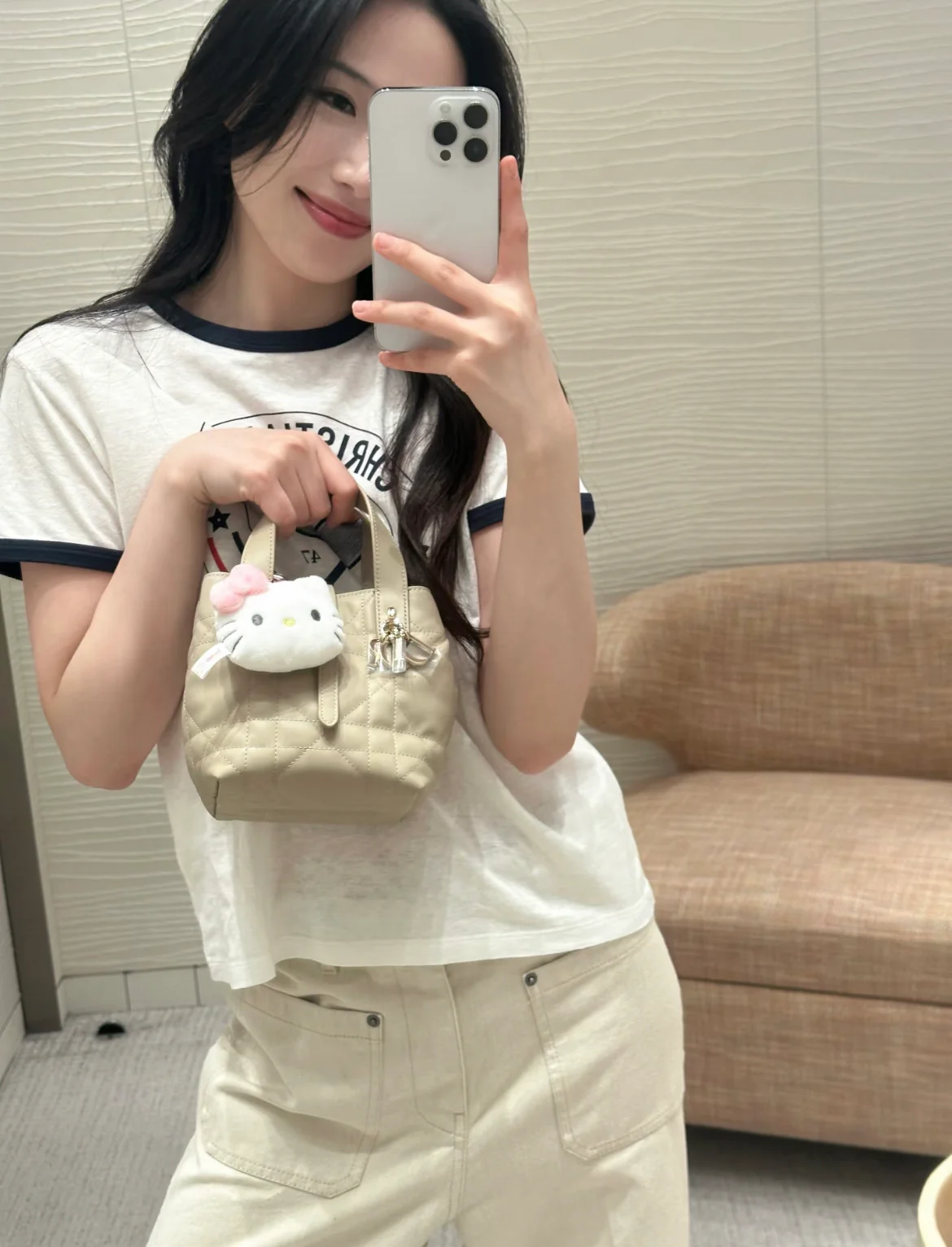 Вертикальная мини-мини Dior Toujours абрикосового цвета