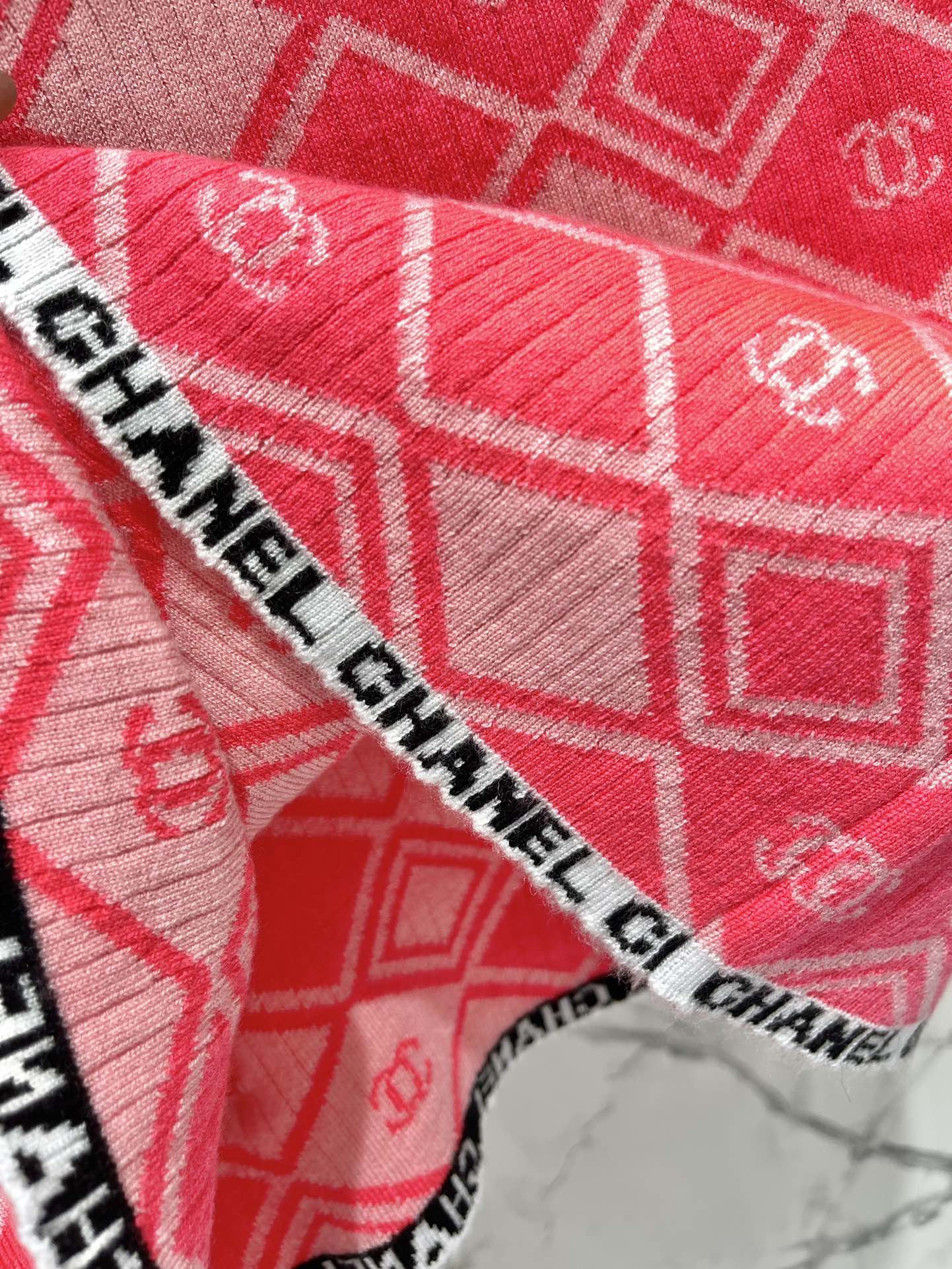 Новый клетчатый трикотажный топ Chanel 2403-24 с короткими рукавами - розовый