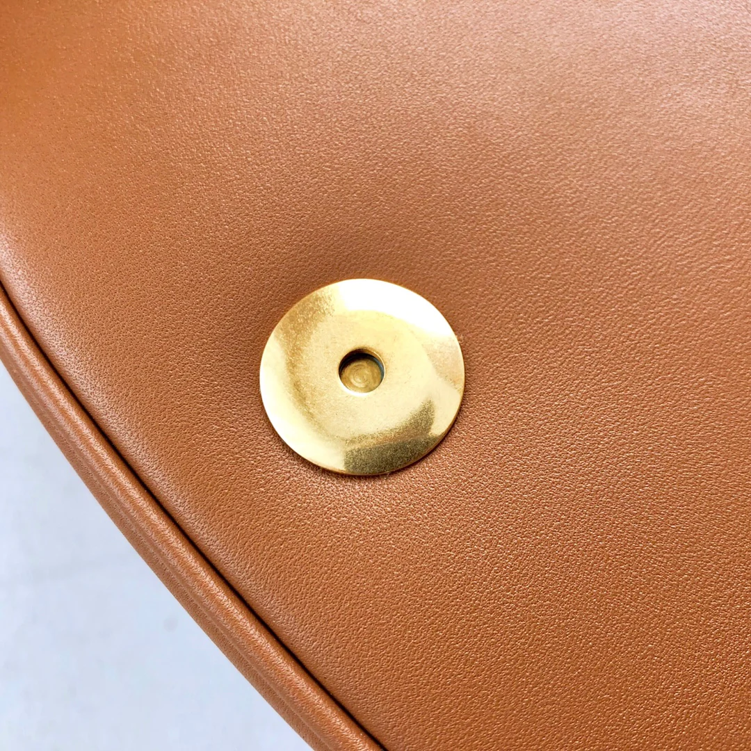 Маленькая сумочка Celine Crecy Triomphe из жаккардовой кожи вагю — темно-синяя/желто-коричневая.