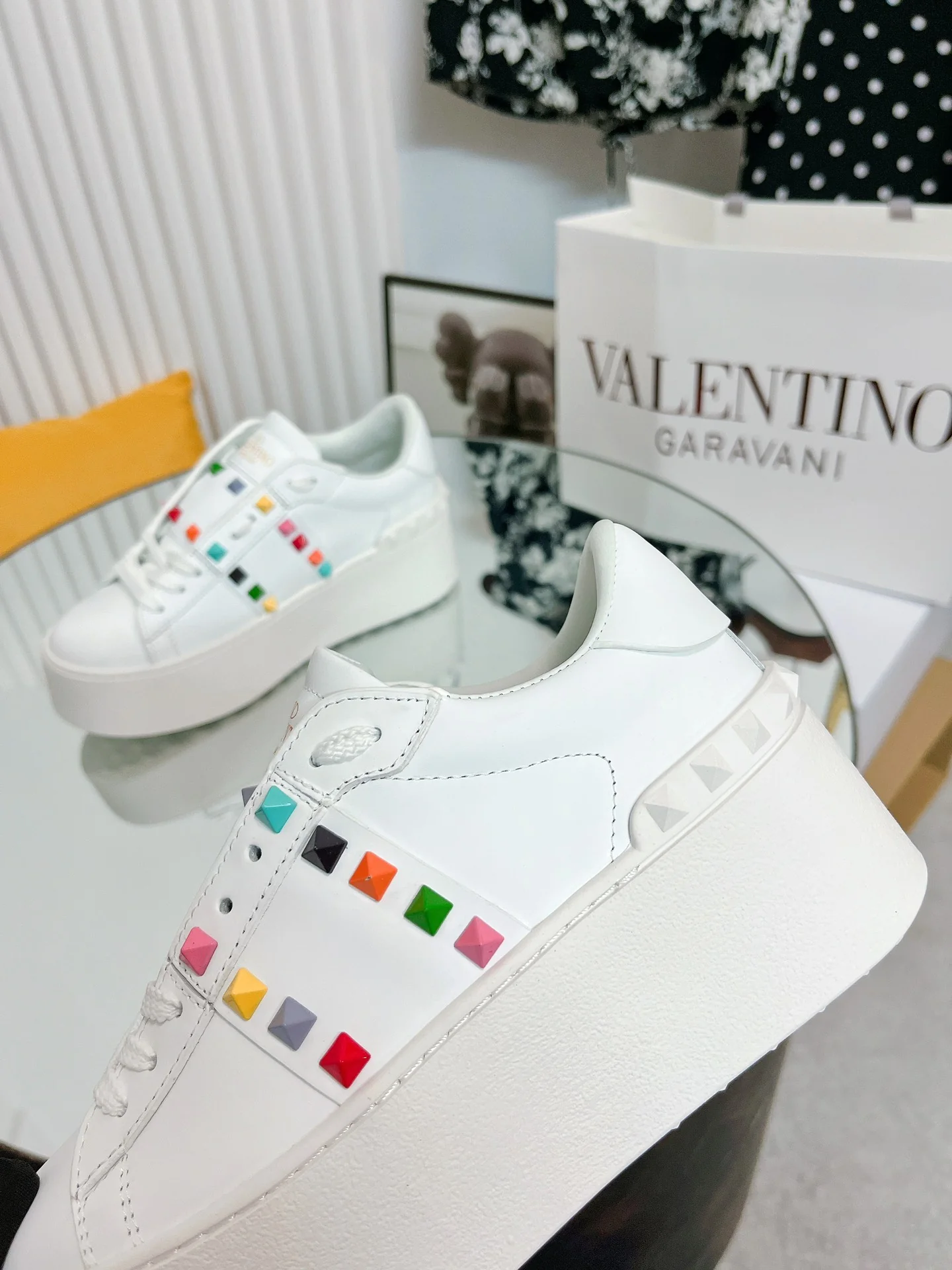 Белые повседневные кроссовки на платформе Valentino - яркие