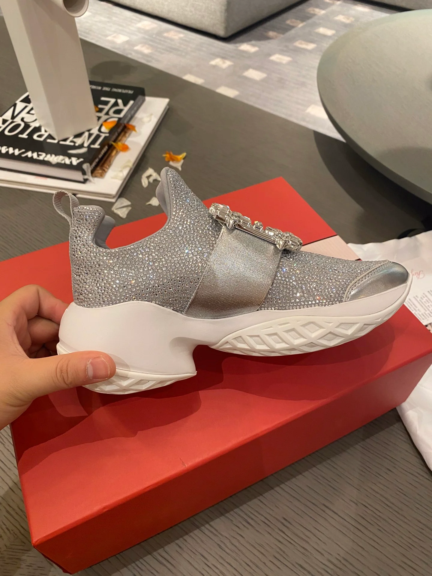 Кроссовки с пряжкой и стразами