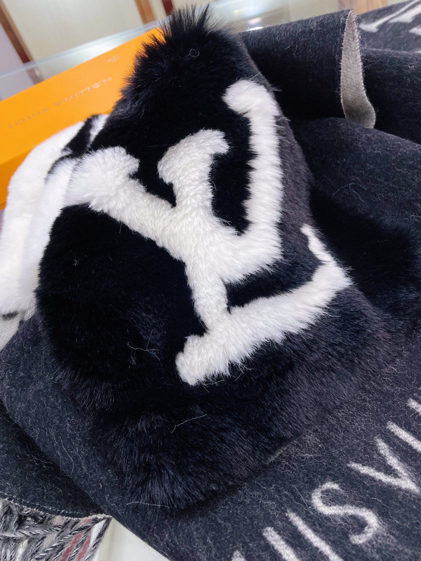 Шарф LV Cold Reykjavik 190 x 46 см, кашемир, отделка из кроличьего меха.