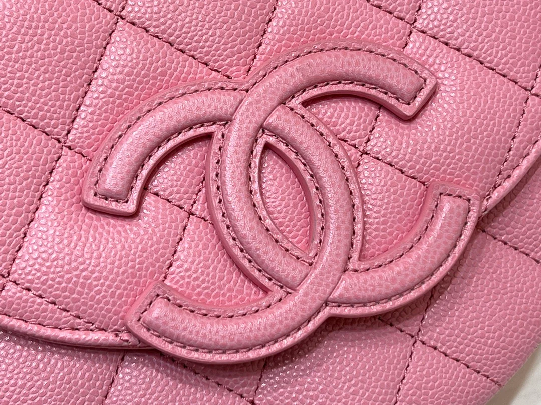 Новинка сезона весна/лето 2023 от Chanel - сумка Lychee Bull Saddle Bag - розовая.