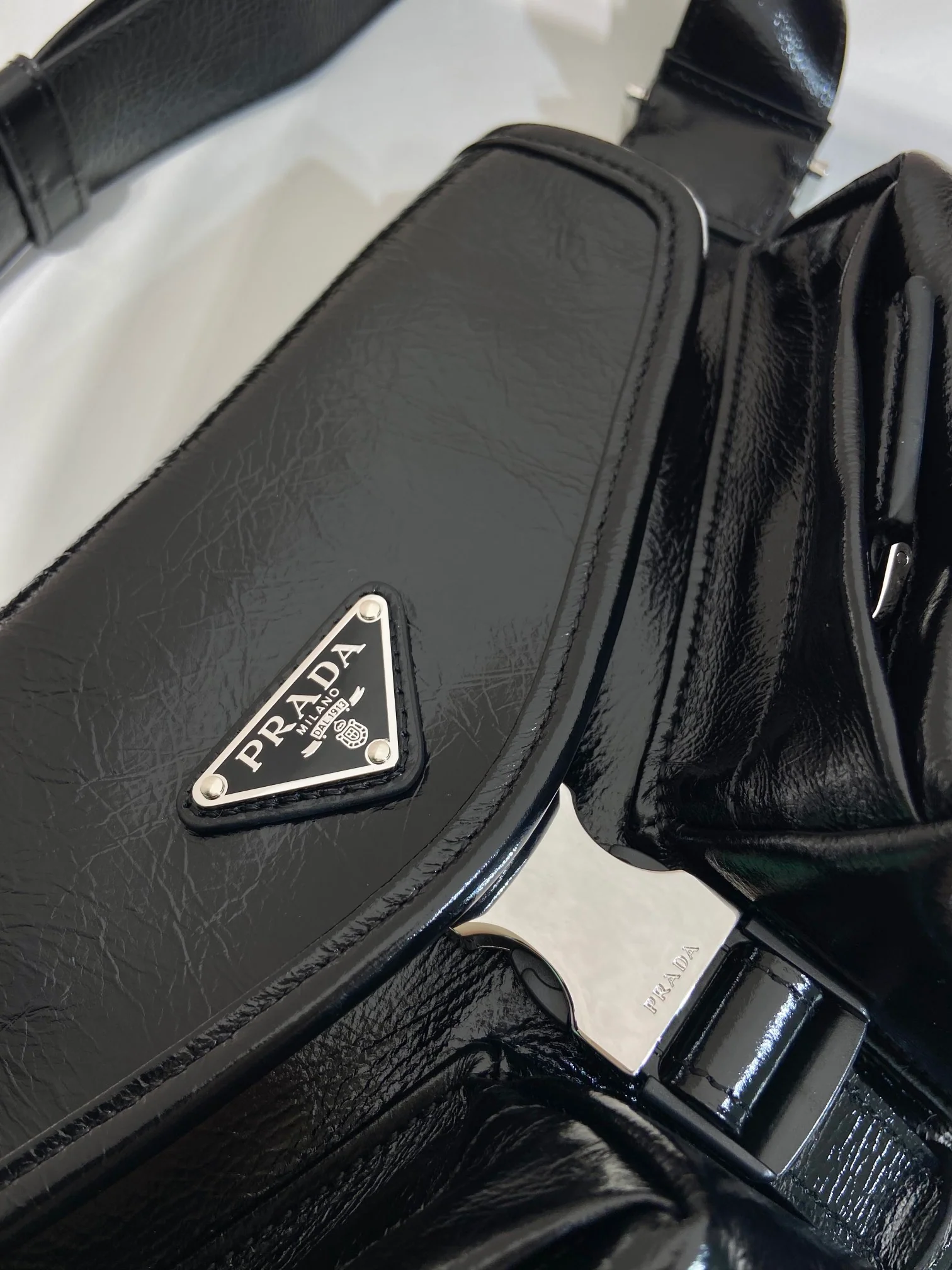 Поясная сумка Prada из вощеной кожи