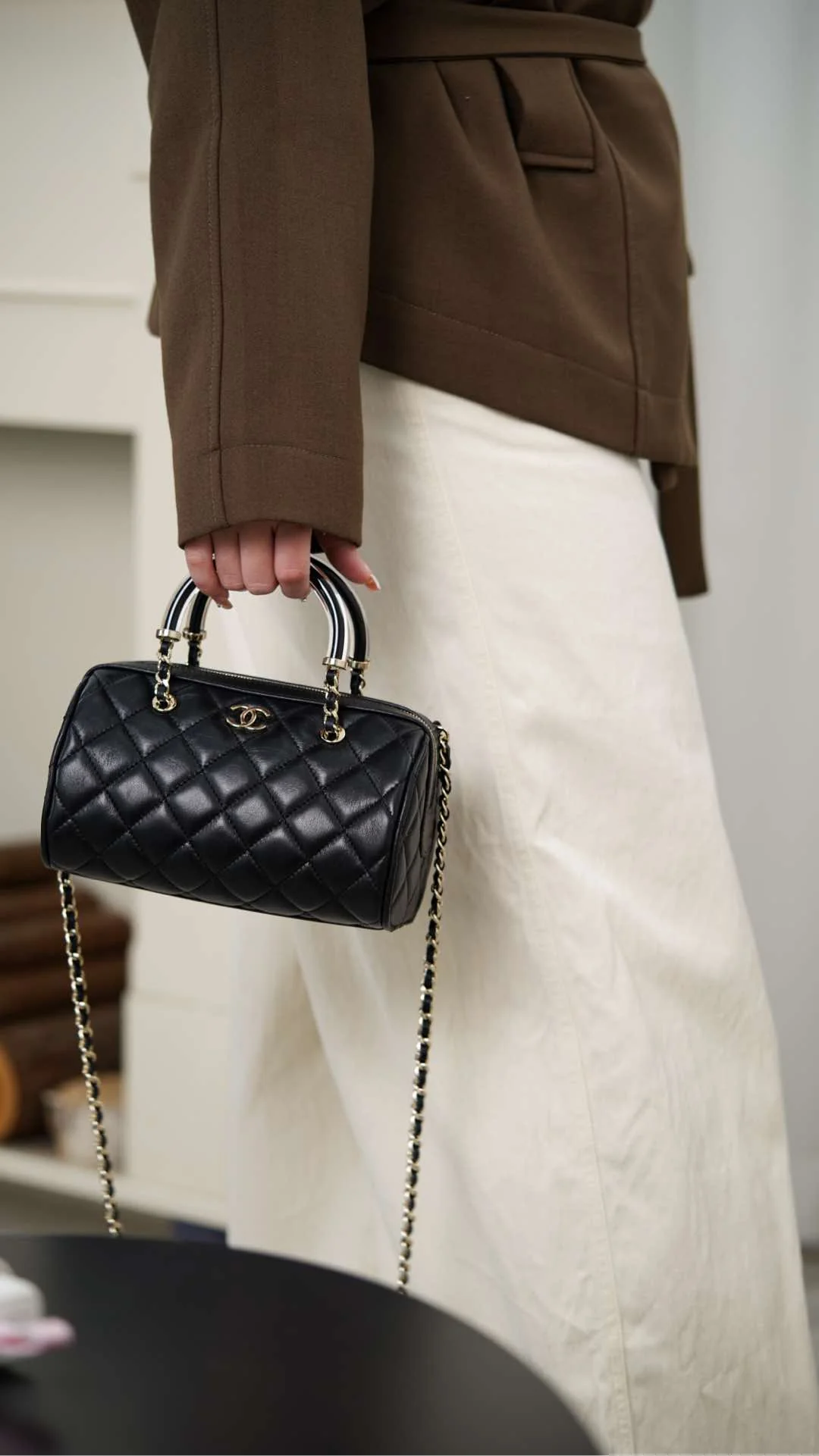 Сумка Chanel 25c Boston Bowling Bag — черно-золотая.