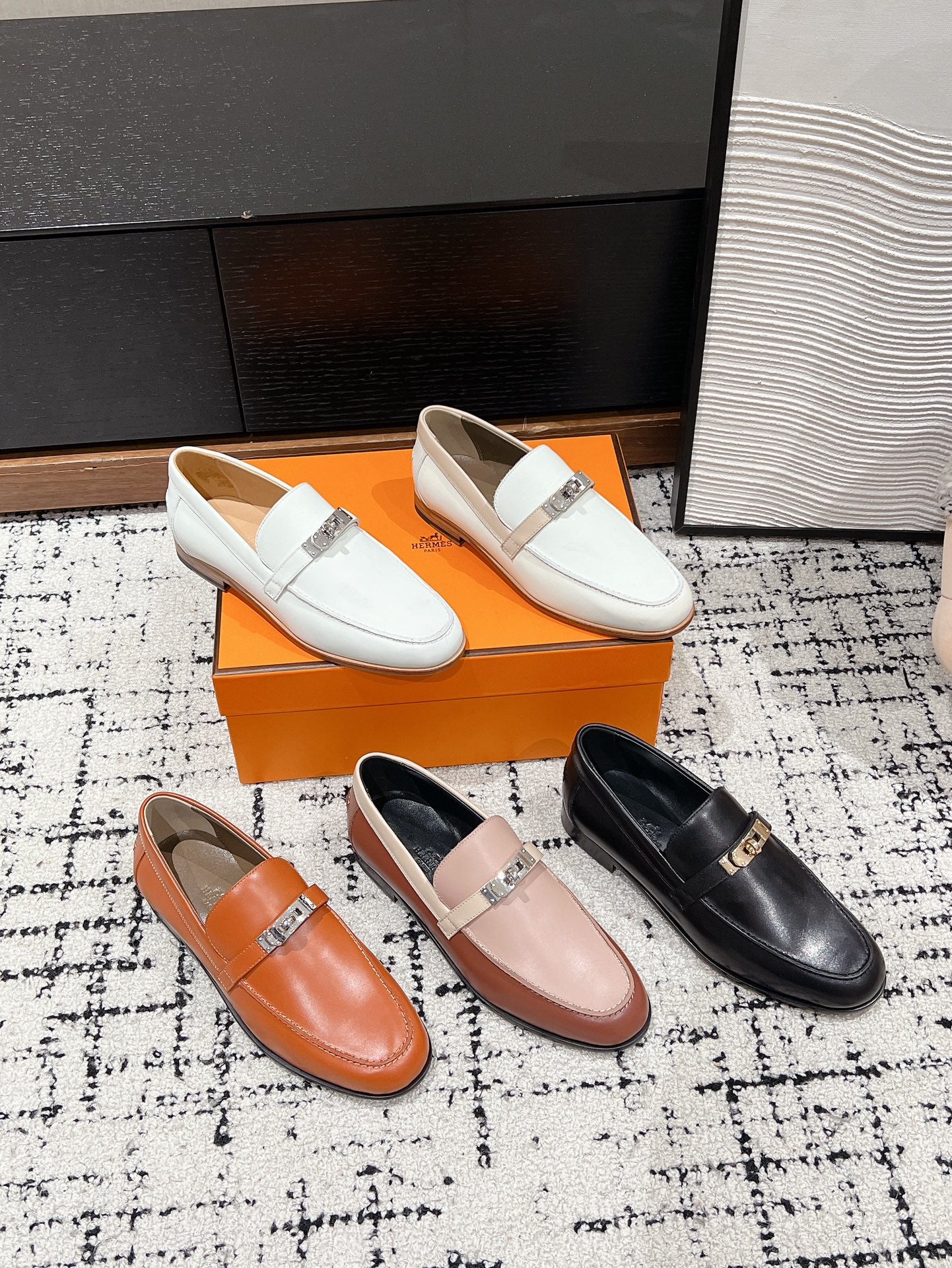 Кожаные туфли Hermes Kelly с пряжкой, коллекция 2024 года - изображение из коллекции.