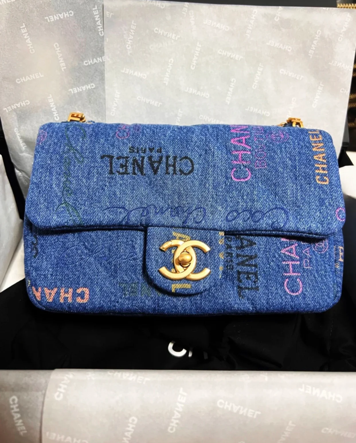 Сумка Chanel из коллекции весна/лето с граффити и джинсовой отделкой - CF Bag - 28 см