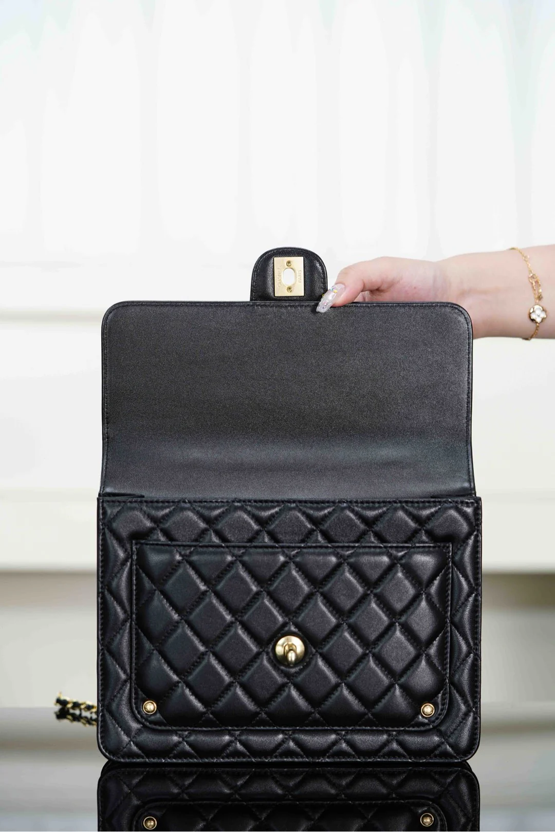 Chanel - ??? - Рюкзак-мессенджер - Черный с золотой пряжкой