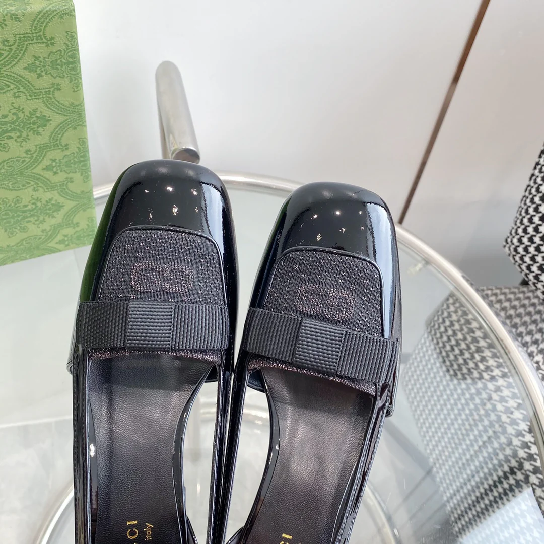 Новинка 2023 года от Gucci - балетки с ажурным квадратным носком и бантом.