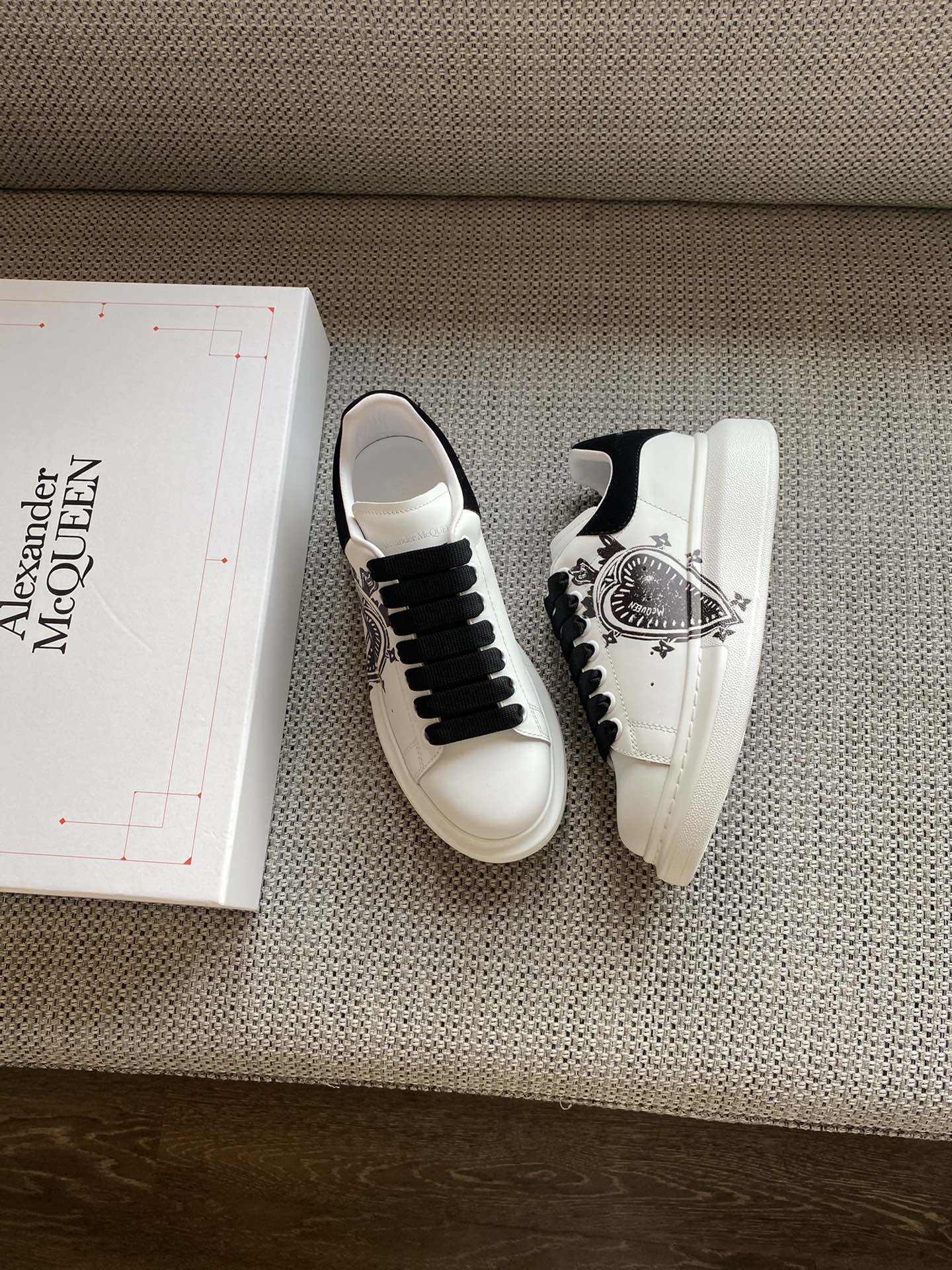 Классические белые кроссовки McQueen с рисунком в виде сердечек на верхней части.