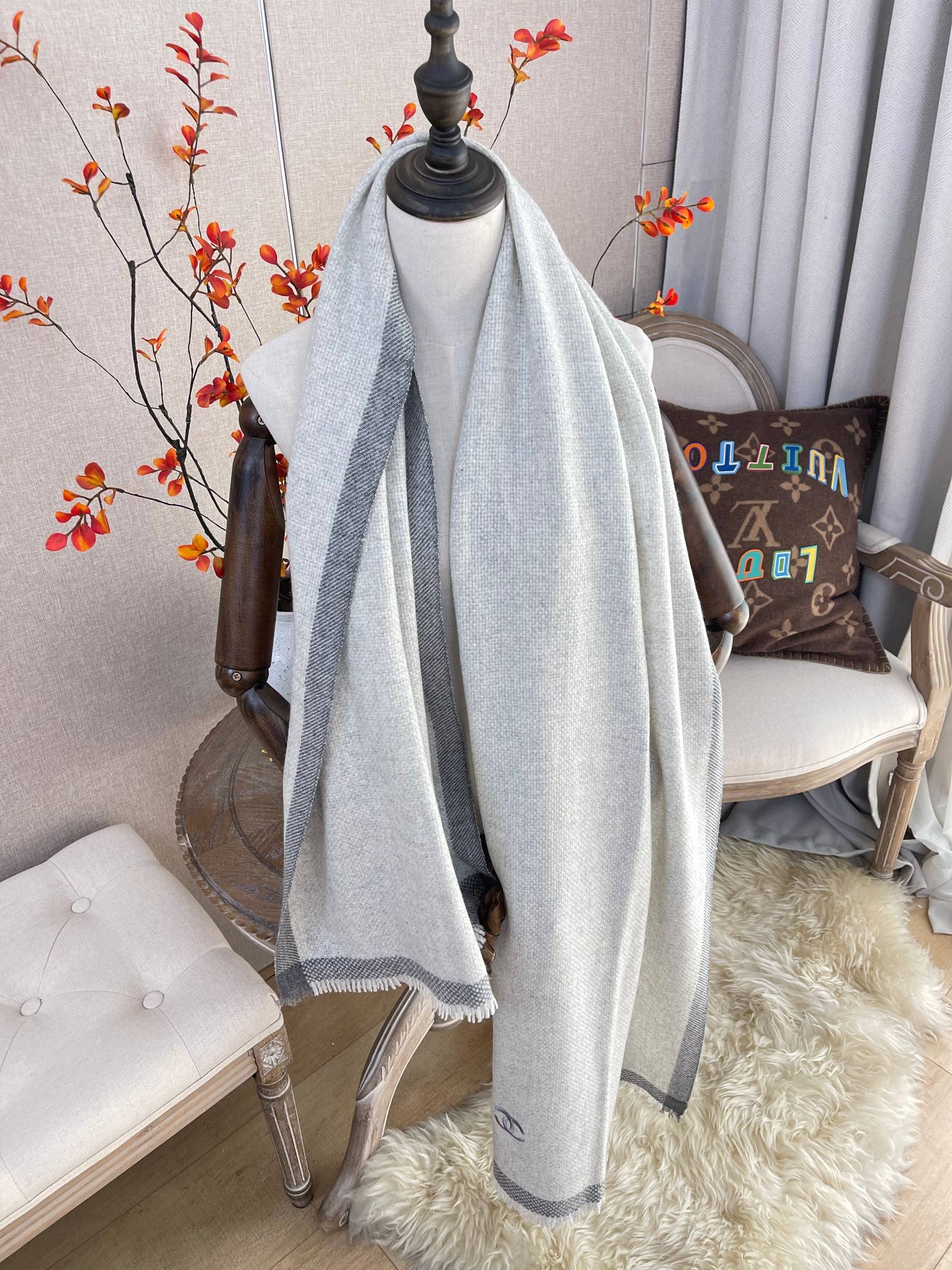 Chanel - Ультратеплый шарф из высококачественного кашемира - В комплекте с брошью в виде колосьев пшеницы - 60 см x 180 см - 1 шт.