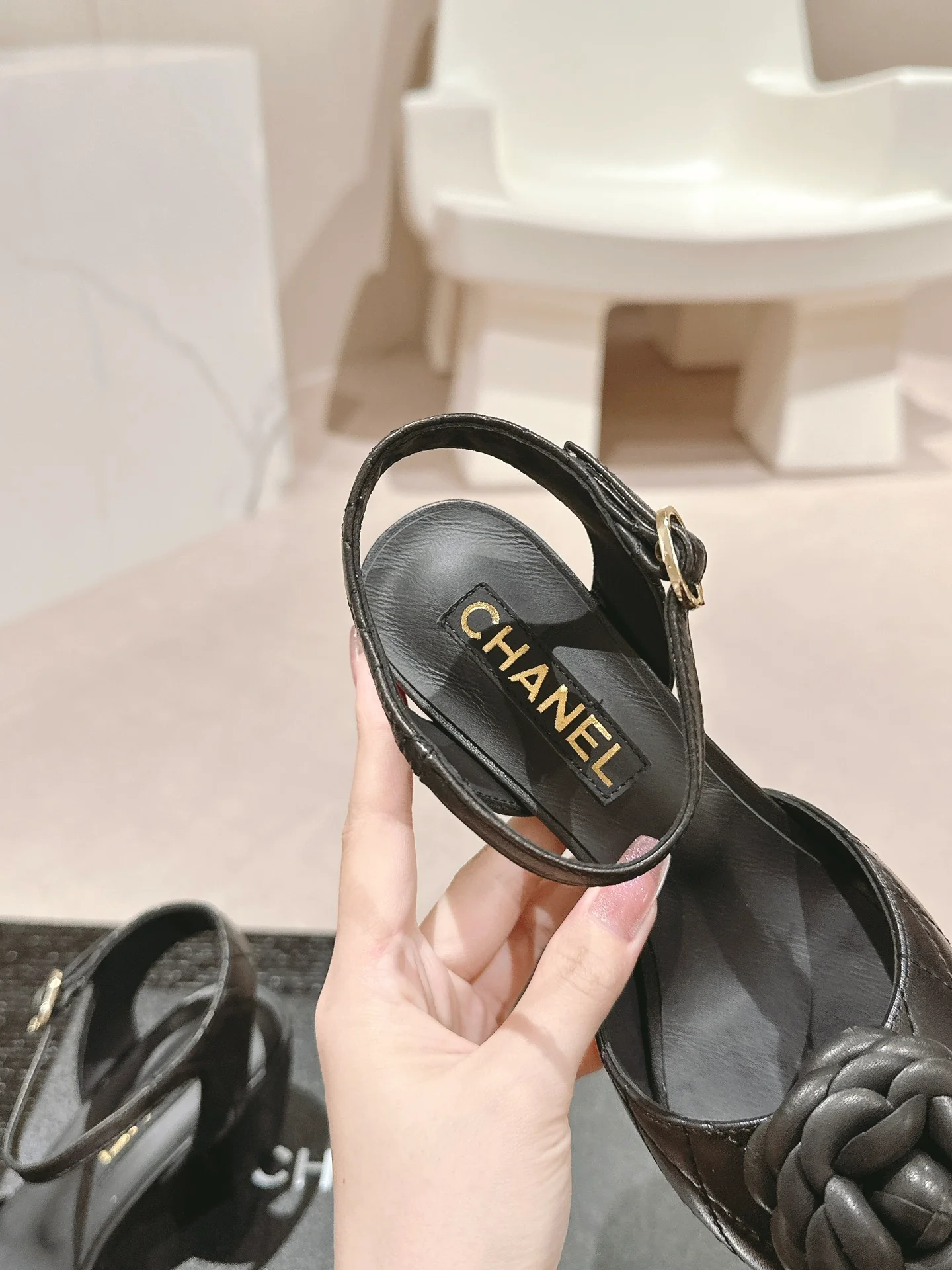 Туфли на высоком каблуке Chanel 2024 в клетку ?роза? — темно-серые.