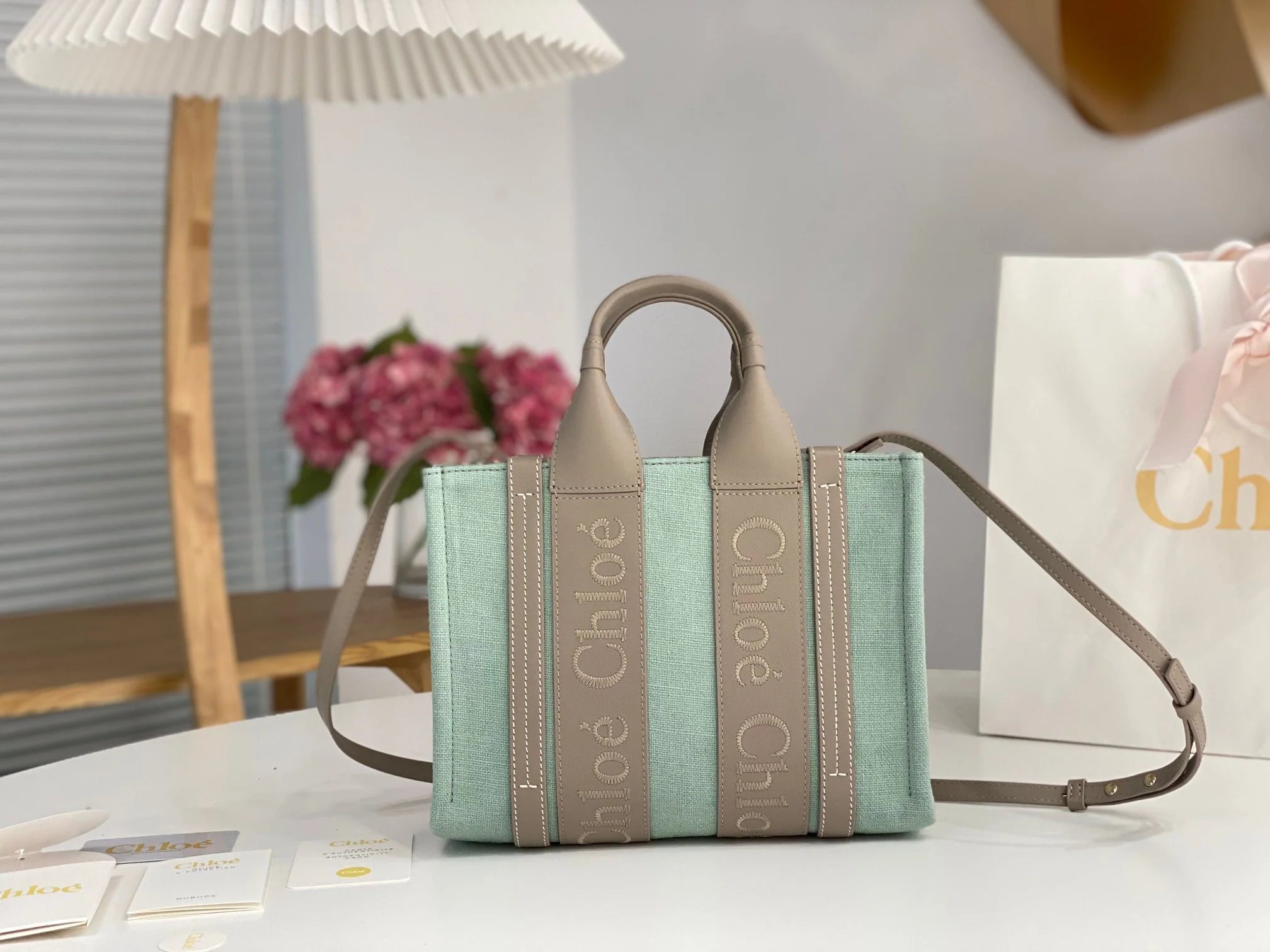 Новинка весны 2023 года от Chloe - Сумка-тоут Woody - Льняная кожа, цвет авокадо и серый - Маленький размер