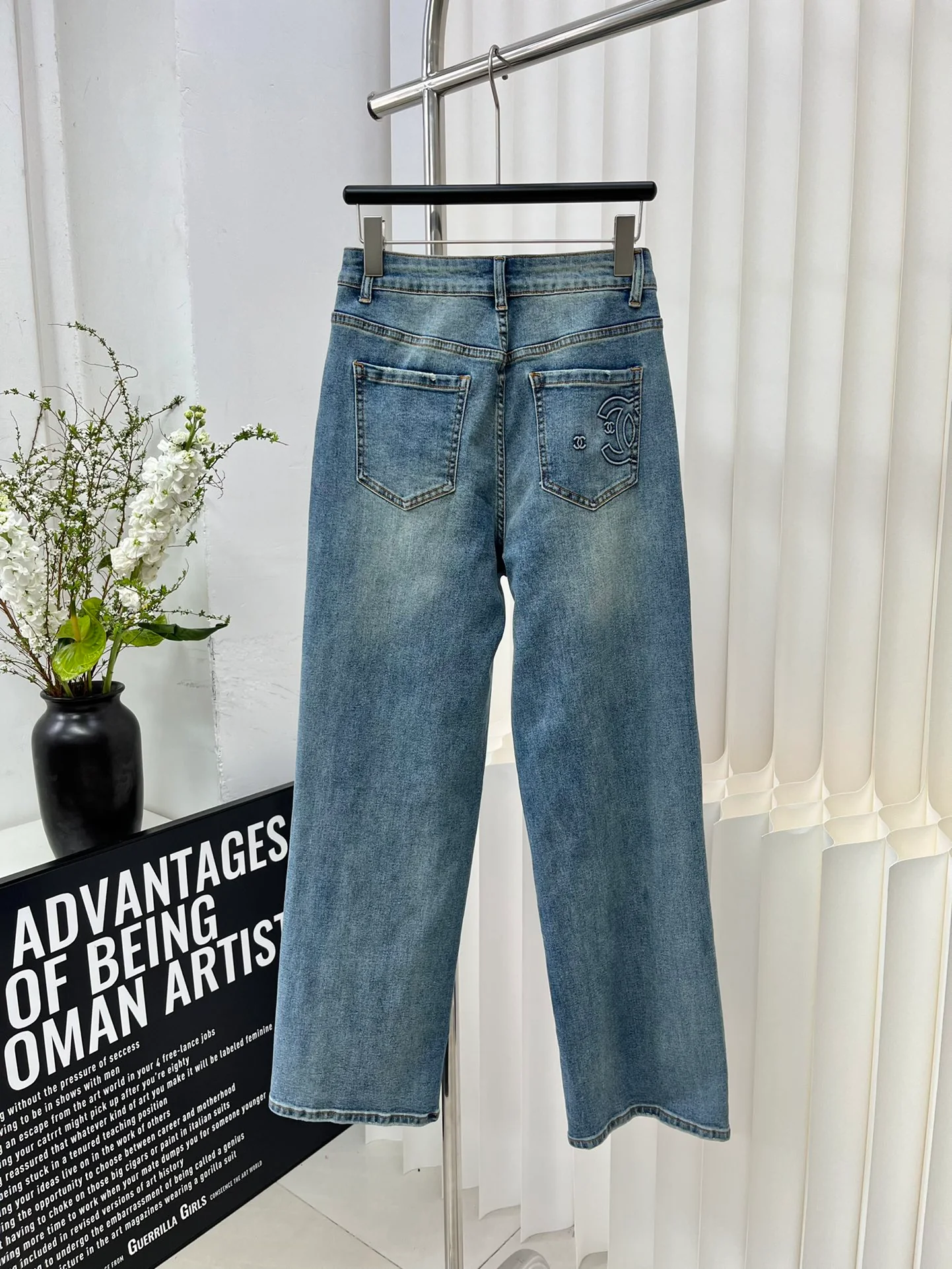 Классические джинсы Chanel 2403 с вышитыми буквами