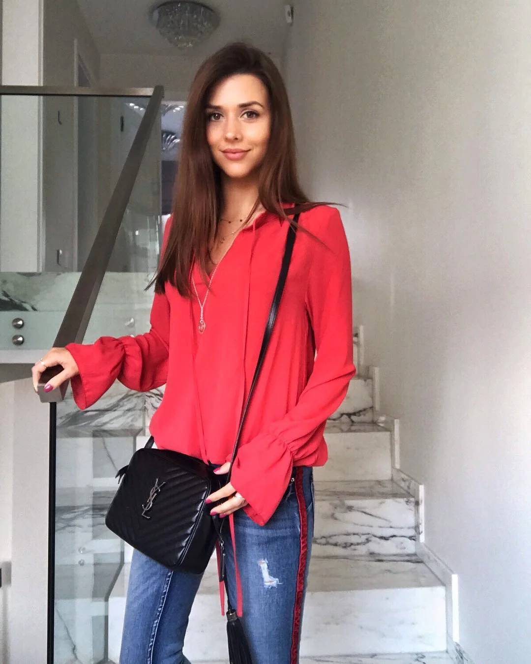 Фотосумка YSL Lou Bag — черная с серебристой фурнитурой.