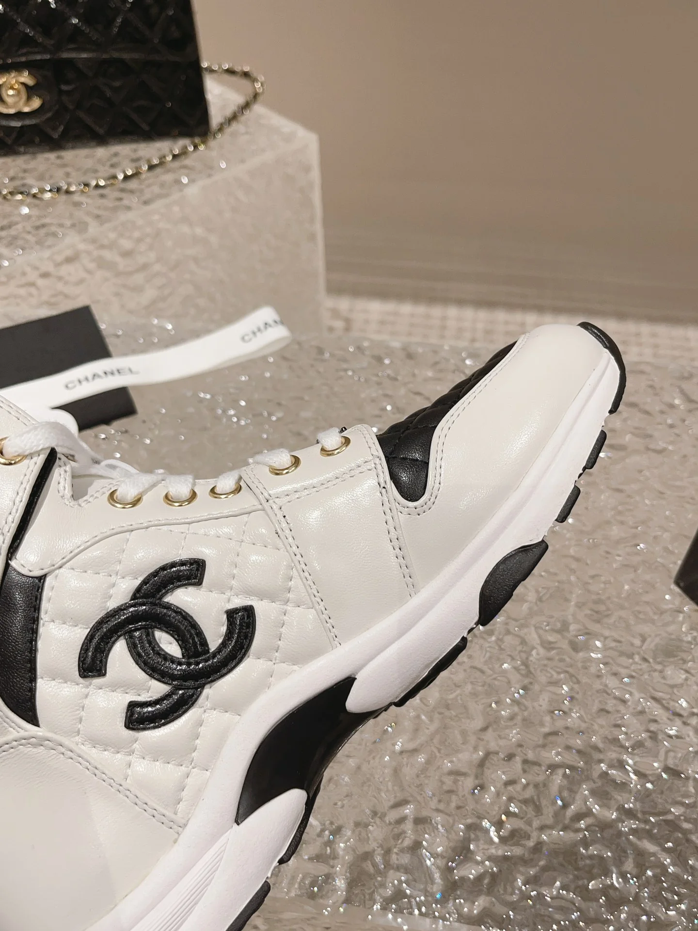 Высокие кроссовки Chanel — белые с перламутровыми вставками.