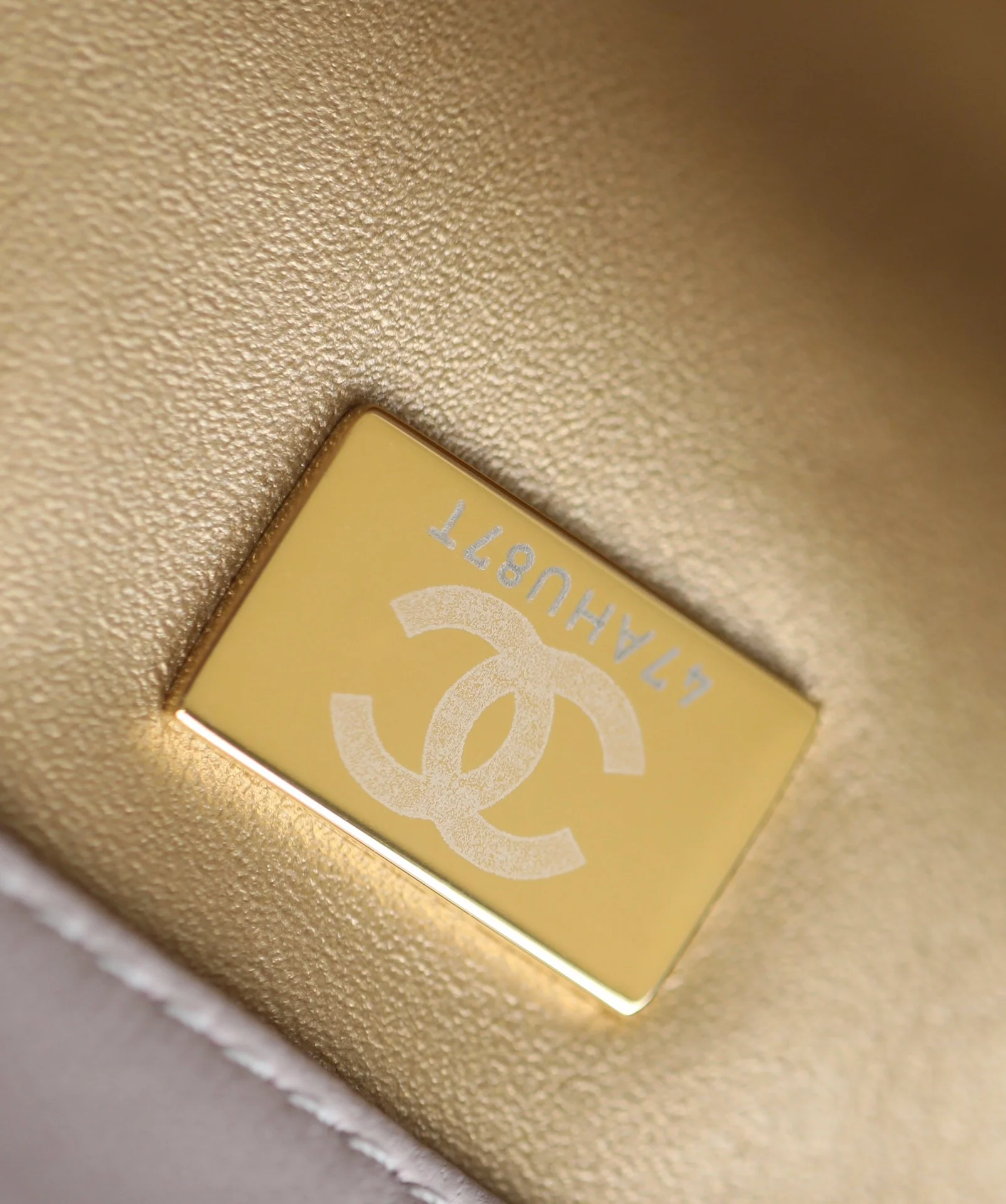 Chanel - Сумка-клатч Golden Globe Square Flap Bag - 18 см - из овечьей кожи