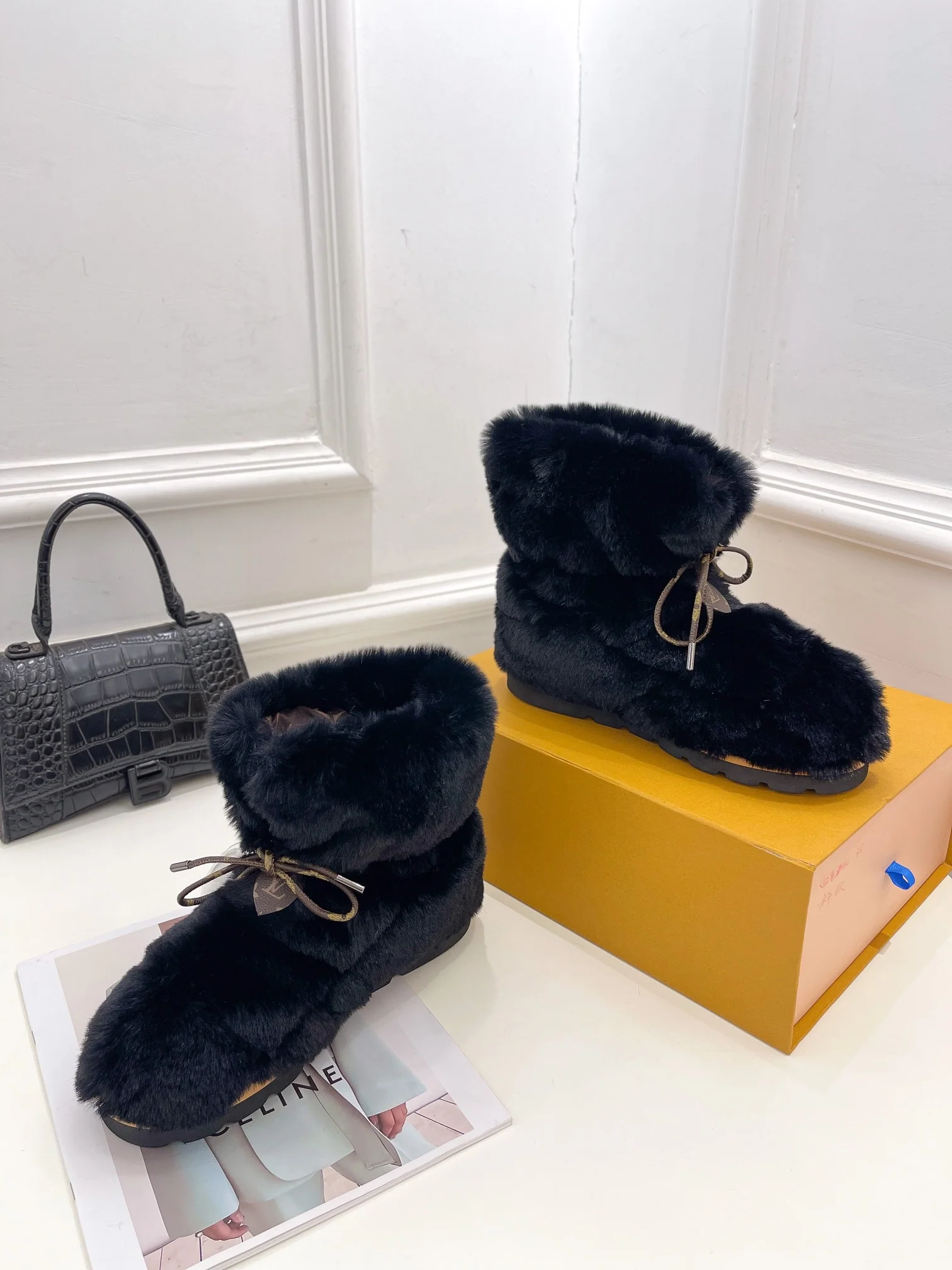 LV - Новинка сезона осень/зима 2022 - Пуховые сапоги с мехом
