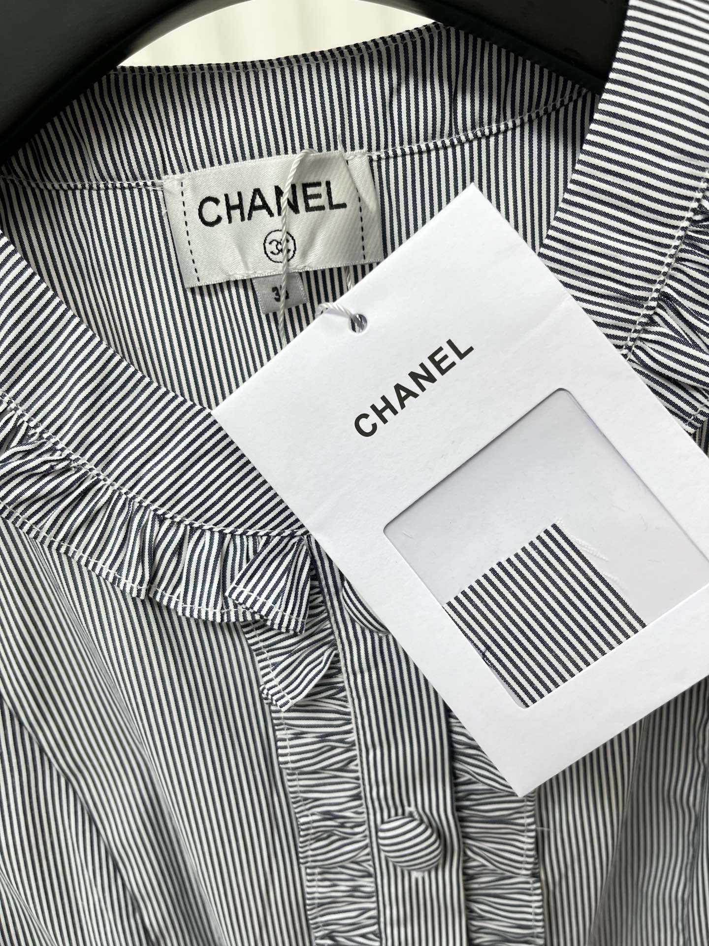 Chanel 2403 - Полосатый жилет без рукавов с оборками