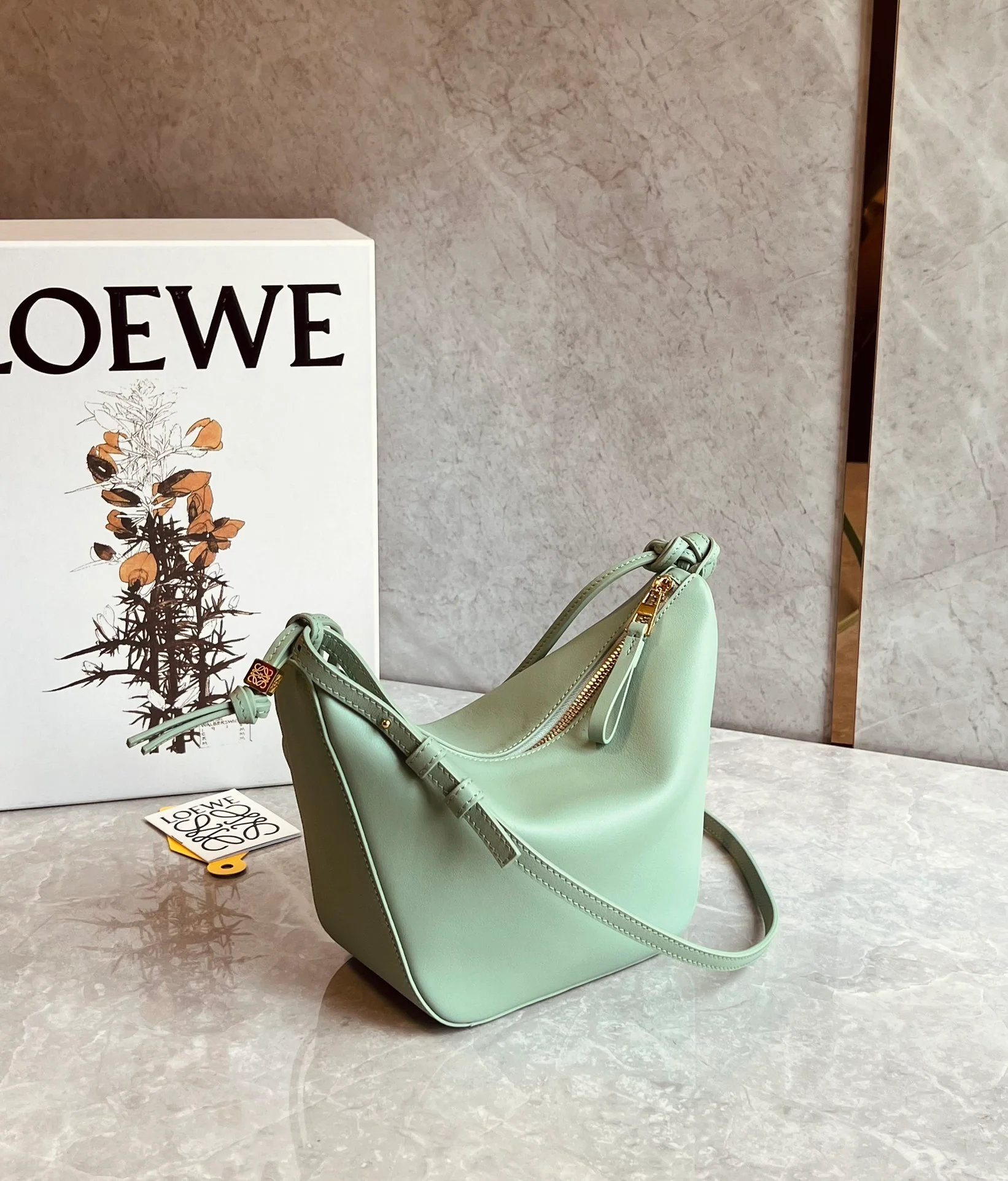 Сумка-хобо Loewe Hammock, светло-зеленая.