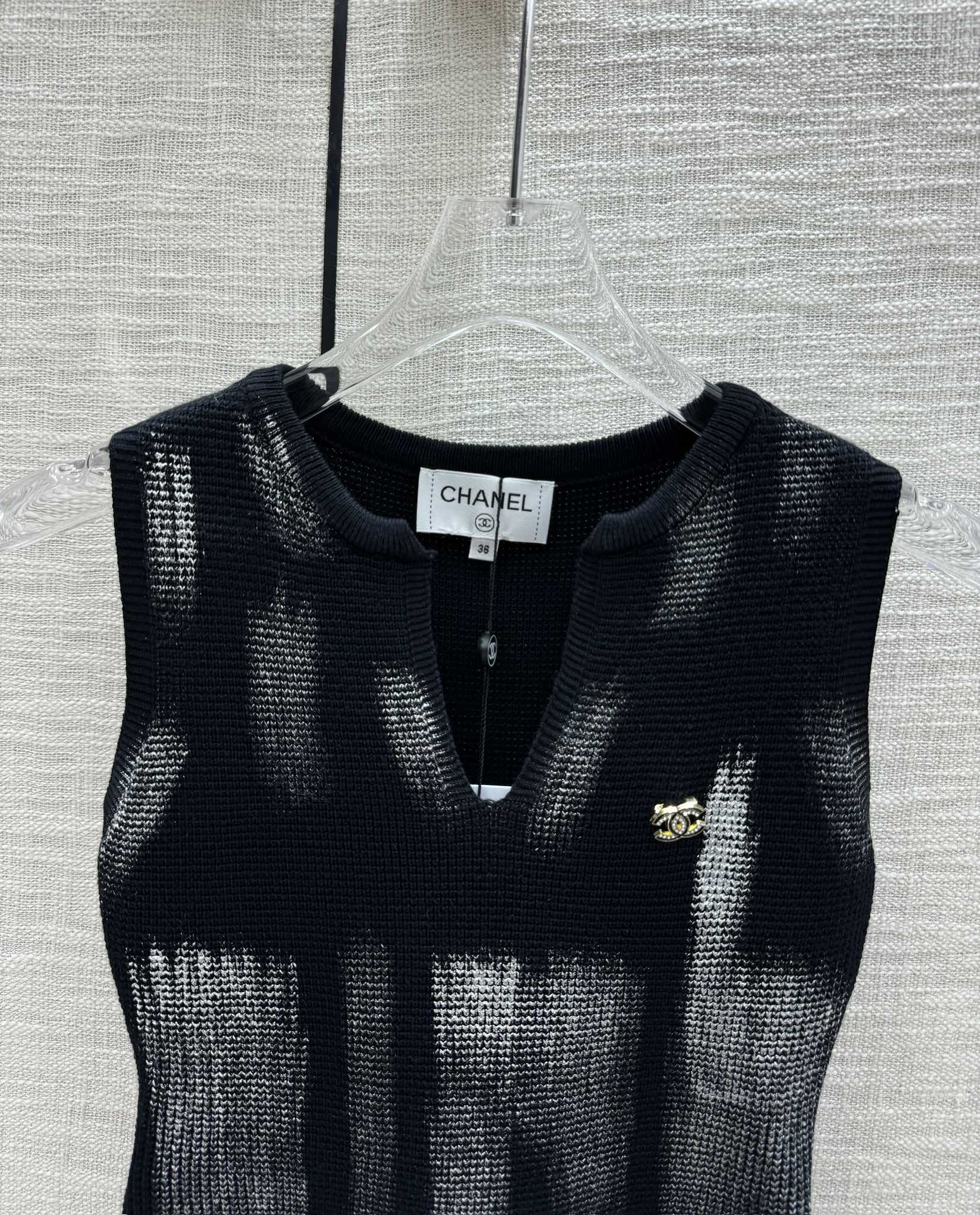 Вязаный жилет Chanel 2403 Graffiti с V-образным вырезом - Черный - 1 шт.