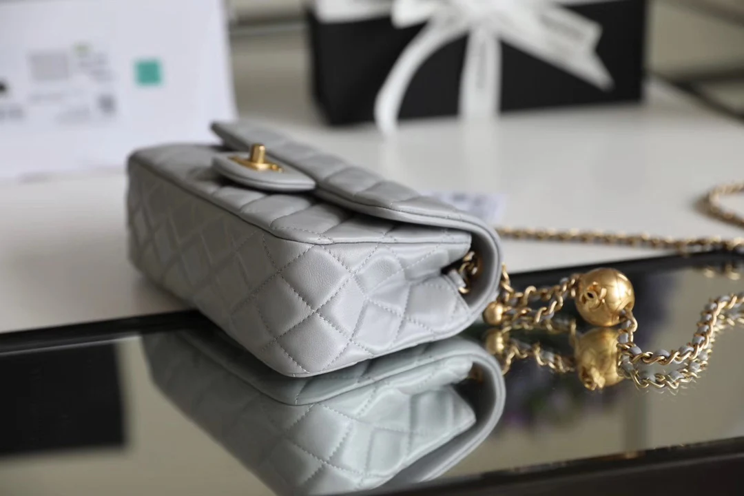 Chanel - Золотая сумка-клапан с шариком из углеродного волокна - Серая