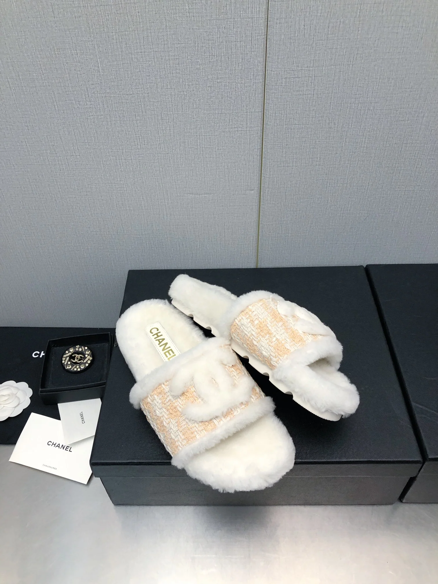 Новинка сезона осень/зима 2023 от Chanel - шерстяные тапочки в клетку - розовые.