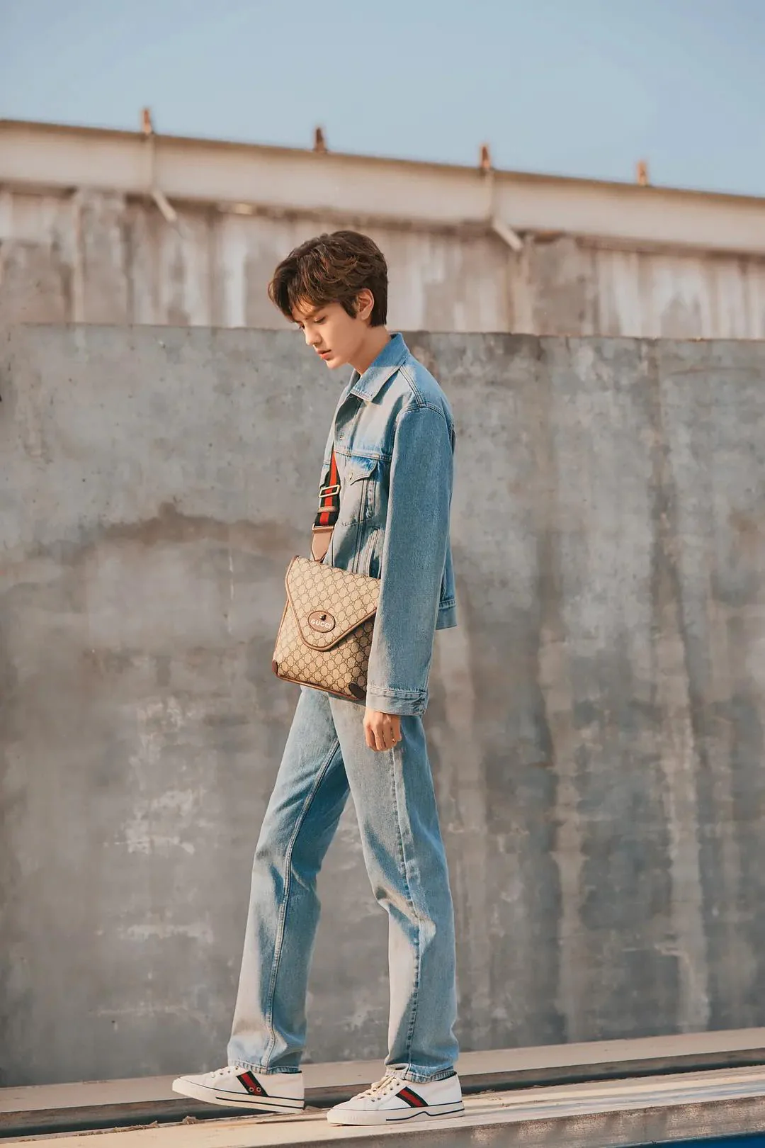 Gucci-老花斜背包