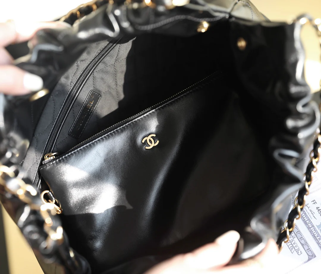 Сумка Chanel 22 (горизонтальный дизайн) - черная с золотой фурнитурой.