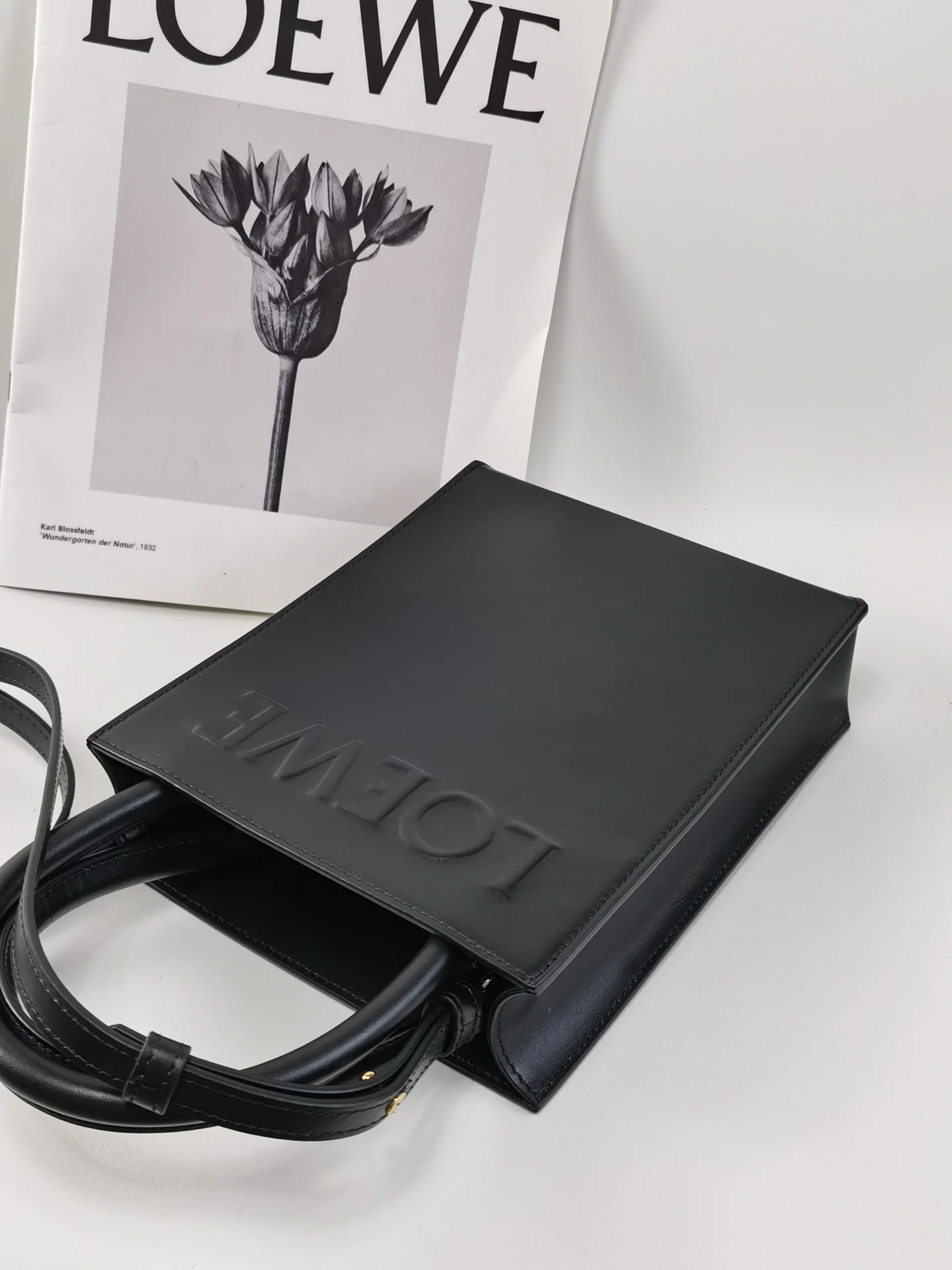 Сумка-тоут Loewe Standard A5 — гладкая телячья кожа — маленькая — черная