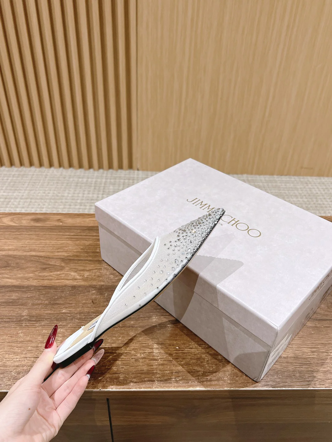 Сандалии Jimmy с сетчатым верхом и стразами, белые.