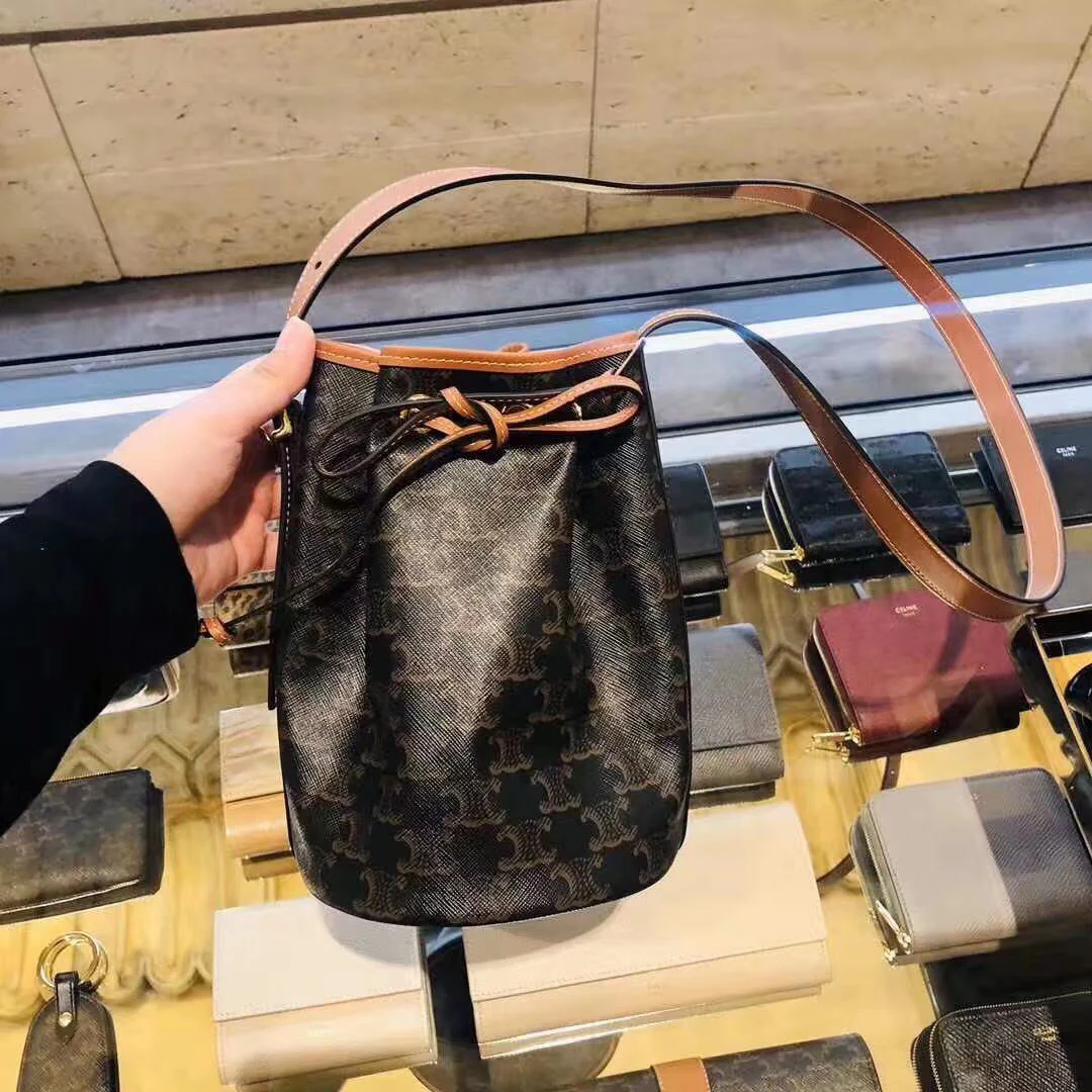 Маленькая холщовая сумка Celine Triomphe на завязках - желто-коричневая с монограммой.