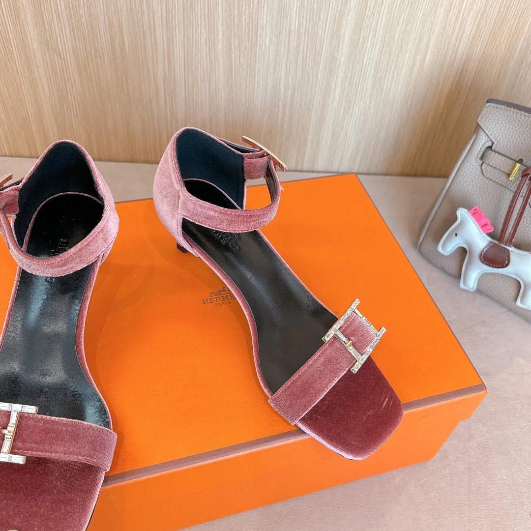 Босоножки на высоком каблуке Hermes 2024 - розовые