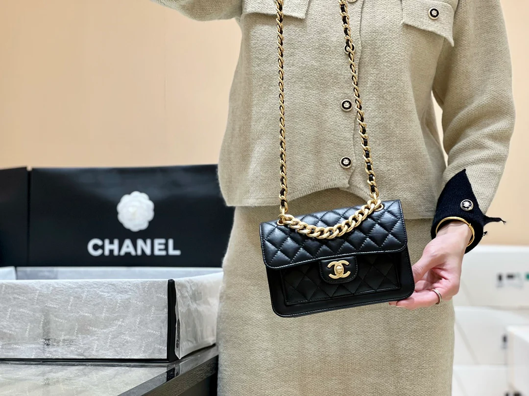 Новинка сезона весна/лето 2023 от Chanel - кожаная сумка Tofu Reissue - фотографии в действии.