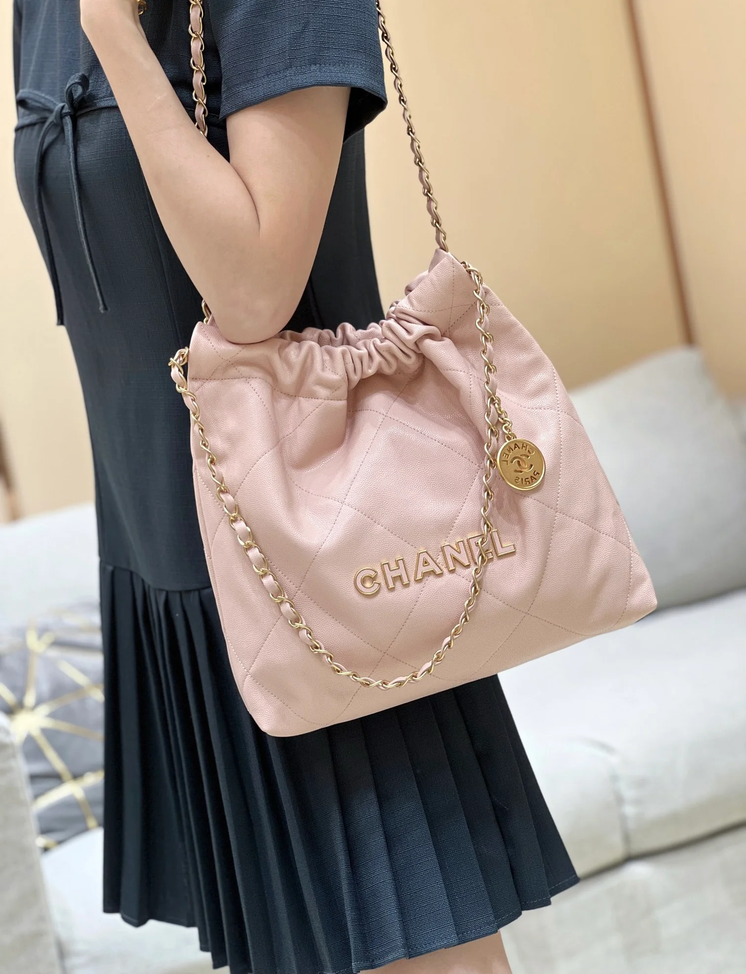 Chanel - Розовая кожаная сумка-мешочек с текстурой 