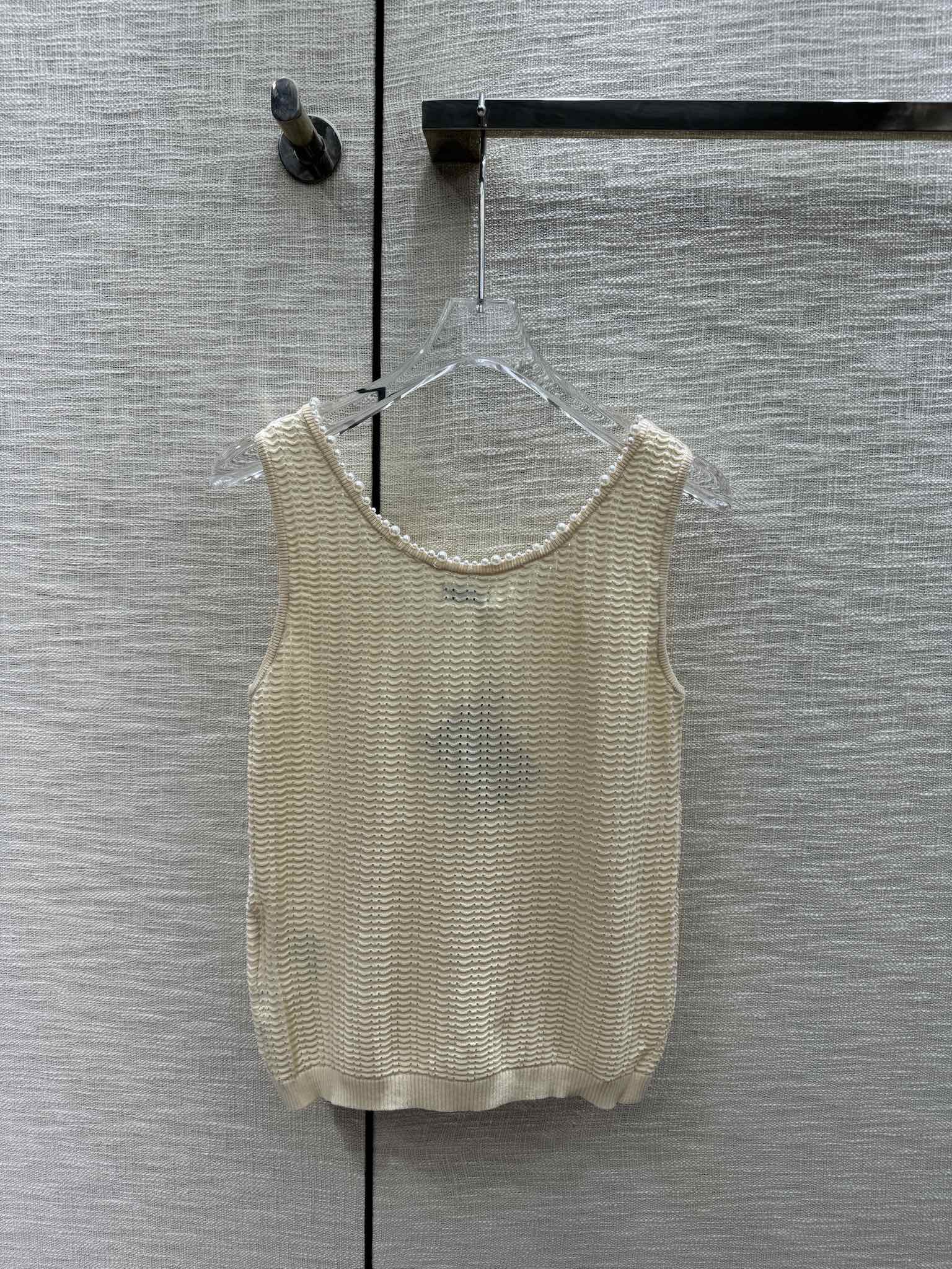 Жилет Miu Miu-2404 из плотной вязки с бисером - абрикосовый