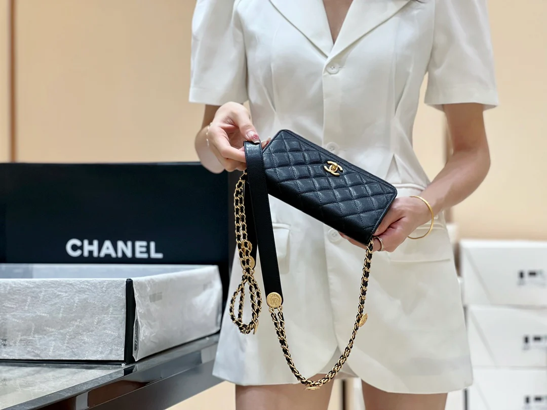 Сумка Chanel WOC с цепочкой и монетками — зернистая кожа — черная — фотографии в ношении.