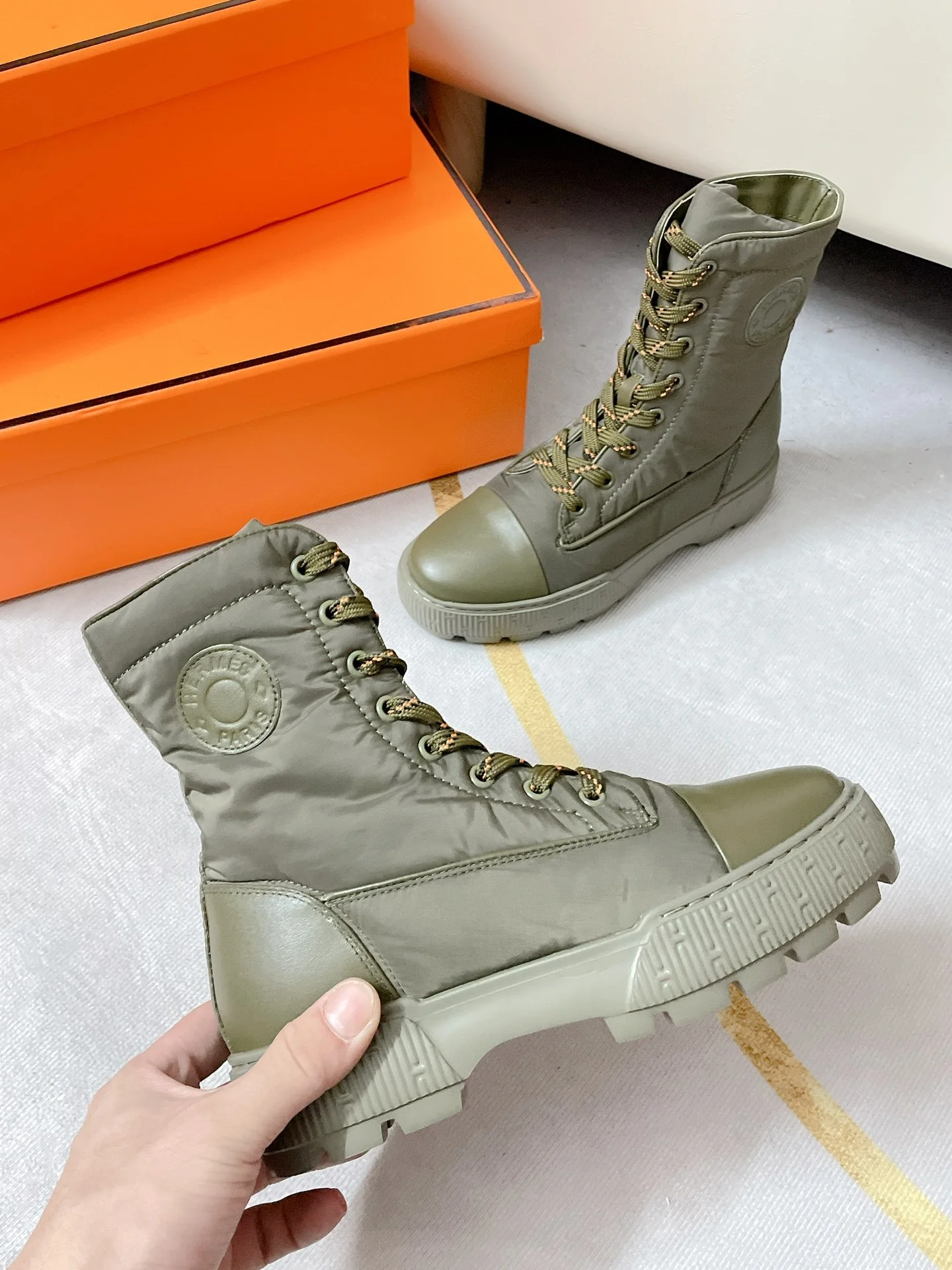 Новинка сезона осень/зима 2022 от Hermes — высокие кожаные сапоги.